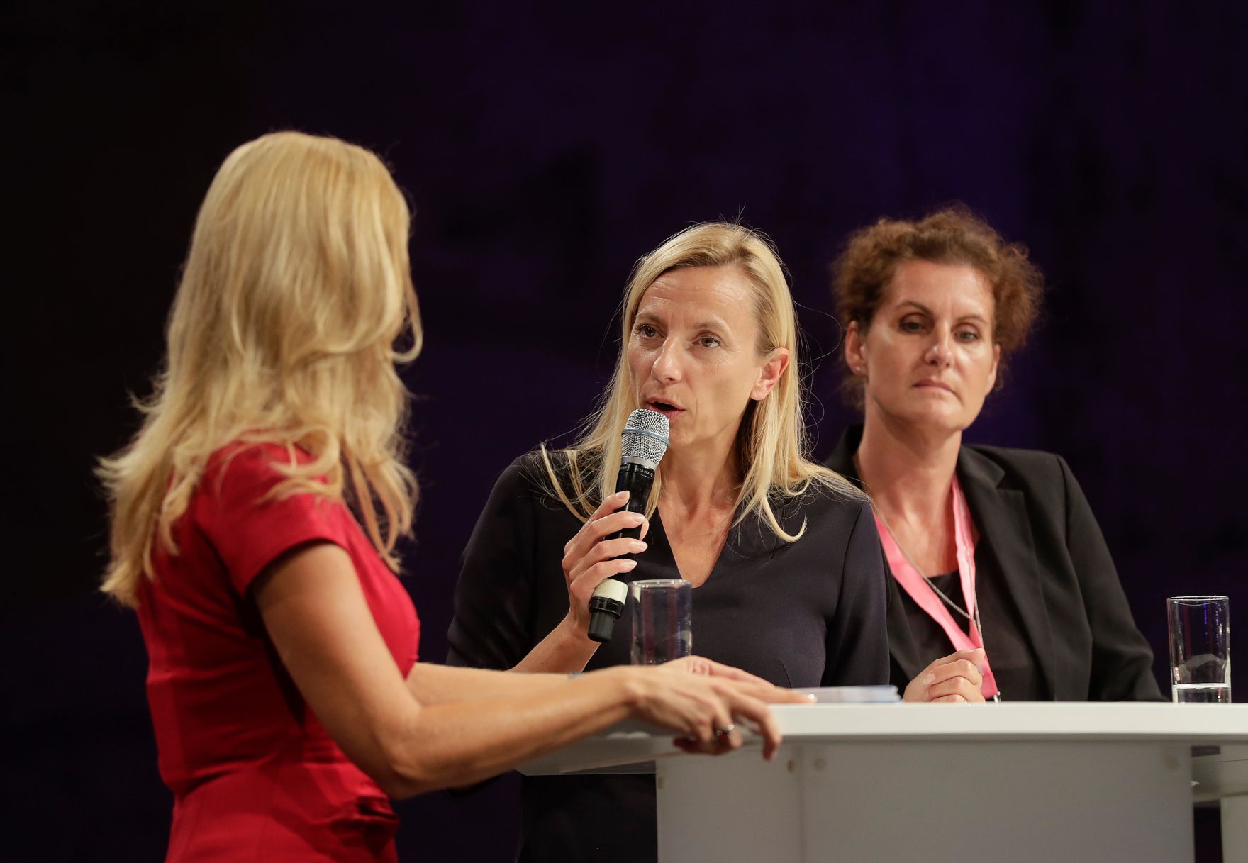 Am 17. September 2018 hielt Bundesministerin Juliane Bogner-Strau&szlig; (m.) eine Keynote beim IKT-Konvent 2018 "Startschuss zur digitalen Aufholjagd". Im Bild mit der Professorin f&uuml;r Informatik Gabriele Anderst-Kotsis (r.).