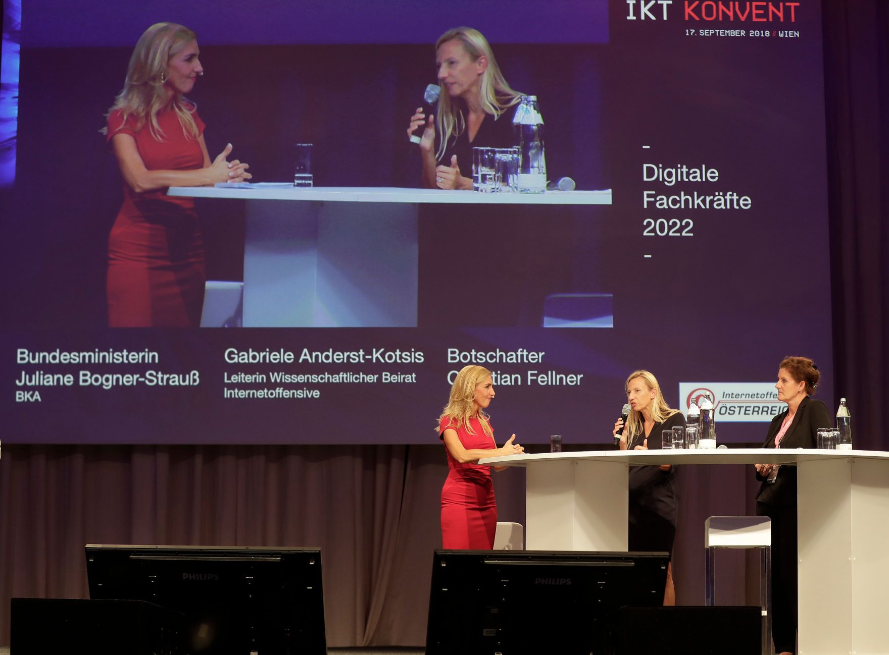 Am 17. September 2018 hielt Bundesministerin Juliane Bogner-Strau&szlig; (m.) eine Keynote beim IKT-Konvent 2018 "Startschuss zur digitalen Aufholjagd". Im Bild mit der Professorin f&uuml;r Informatik Gabriele Anderst-Kotsis (r.).