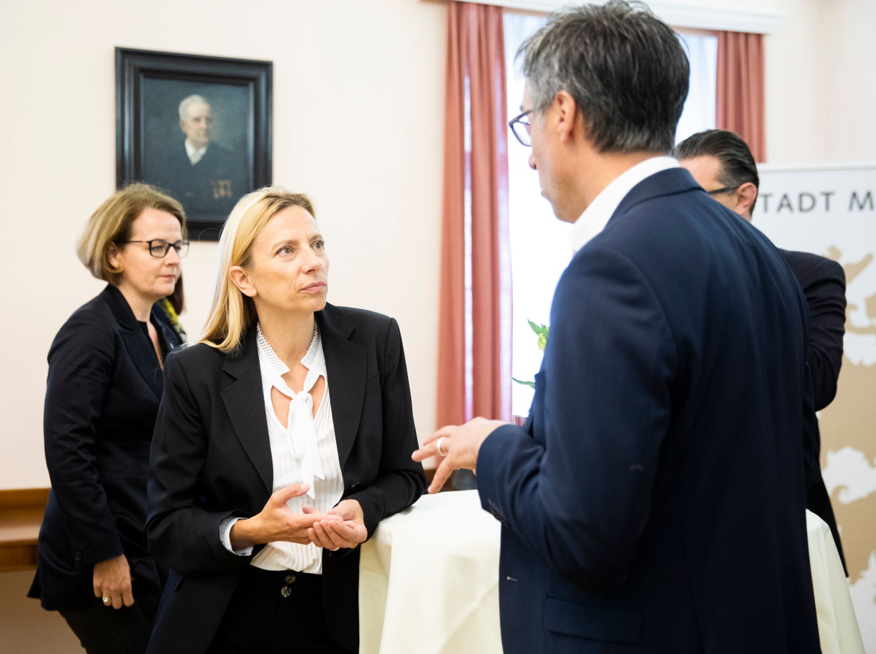 Am 24. September 2018 reiste Bundesministerin Juliane Bogner-Strau&szlig; (m.) anl&auml;sslich eines Bundesl&auml;ndertags nach Nieder&ouml;sterreich. Im Bild beim Empfang im Rathaus in Melk.