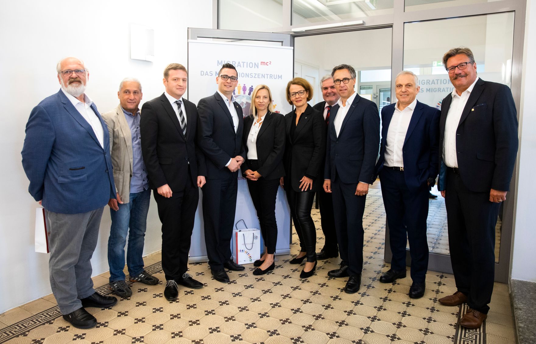 Am 24. September 2018 reiste Bundesministerin Juliane Bogner-Strau&szlig; (5.v.l.) anl&auml;sslich eines Bundesl&auml;ndertags nach Nieder&ouml;sterreich. Im Bild mit dem B&uuml;rgermeister von Melk Patrick Strobl (4.v.l.) und dem Rektor der P&auml;dagogischen Hochschule Nieder&ouml;sterreich Erwin Rauscher (4.v.r.) beim Besuch des "mc&sup2;" Migrationszentrums in Melk.