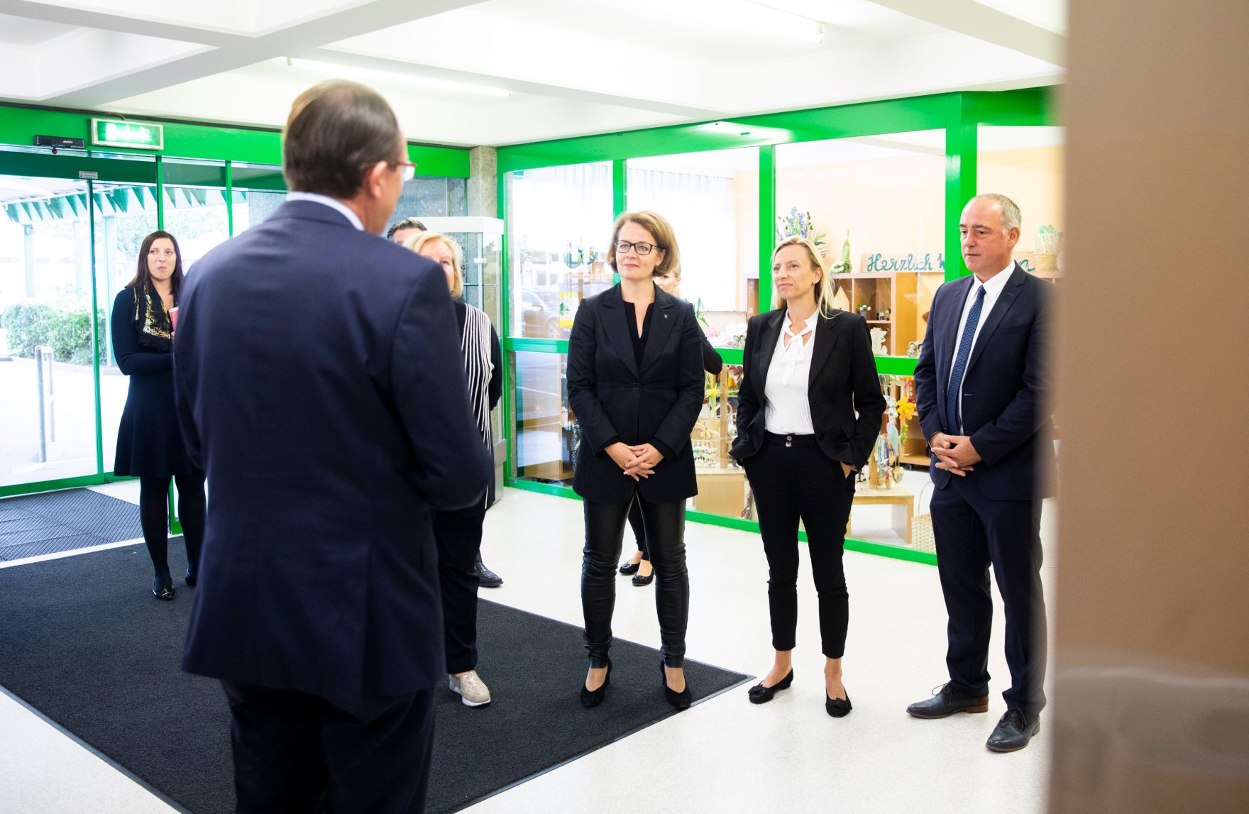 Am 24. September 2018 reiste Bundesministerin Juliane Bogner-Strau&szlig; (2.v.r.) anl&auml;sslich eines Bundesl&auml;ndertags nach Nieder&ouml;sterreich. Im Bild beim Besuch der Tagesst&auml;tte f&uuml;r Behinderte in Sankt P&ouml;lten.