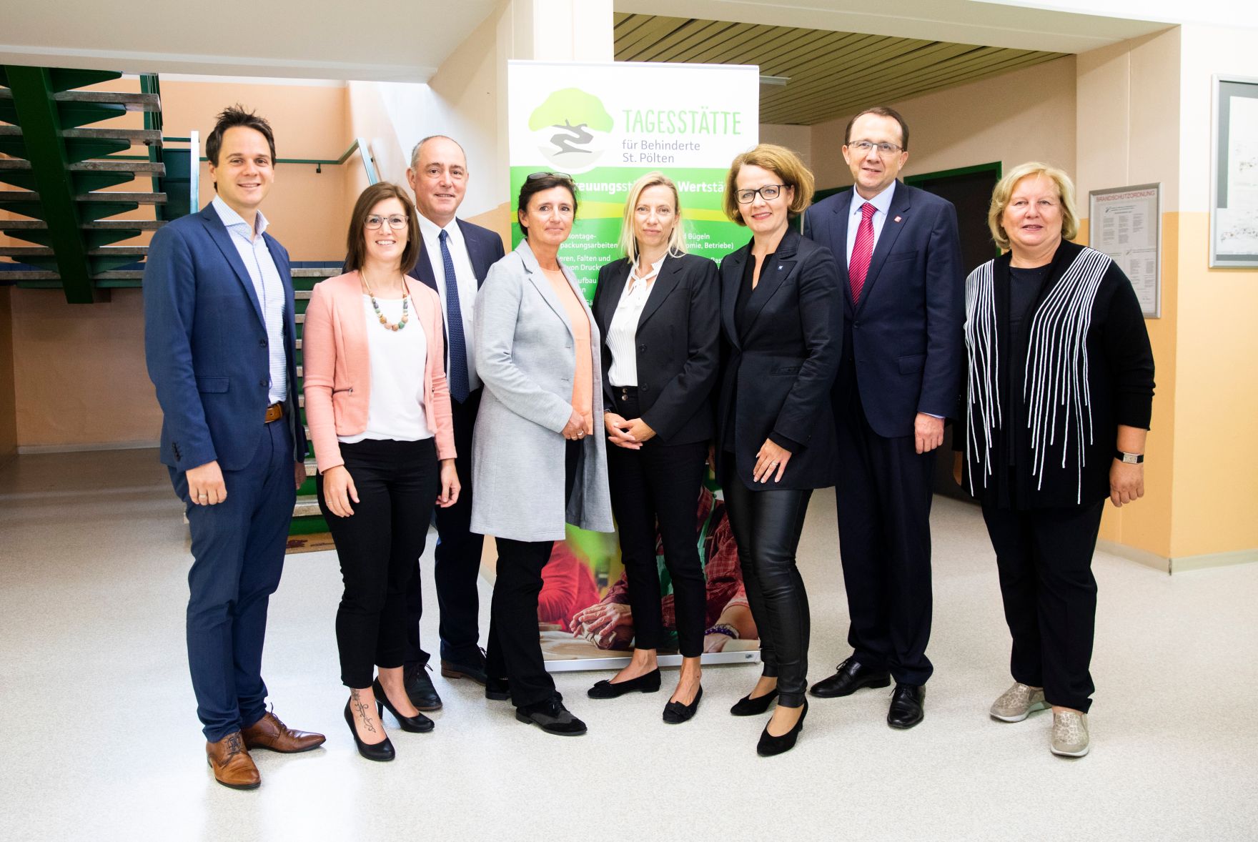 Am 24. September 2018 reiste Bundesministerin Juliane Bogner-Strau&szlig; (4.v.r.) anl&auml;sslich eines Bundesl&auml;ndertags nach Nieder&ouml;sterreich. Im Bild beim Besuch der Tagesst&auml;tte f&uuml;r Behinderte in Sankt P&ouml;lten.
