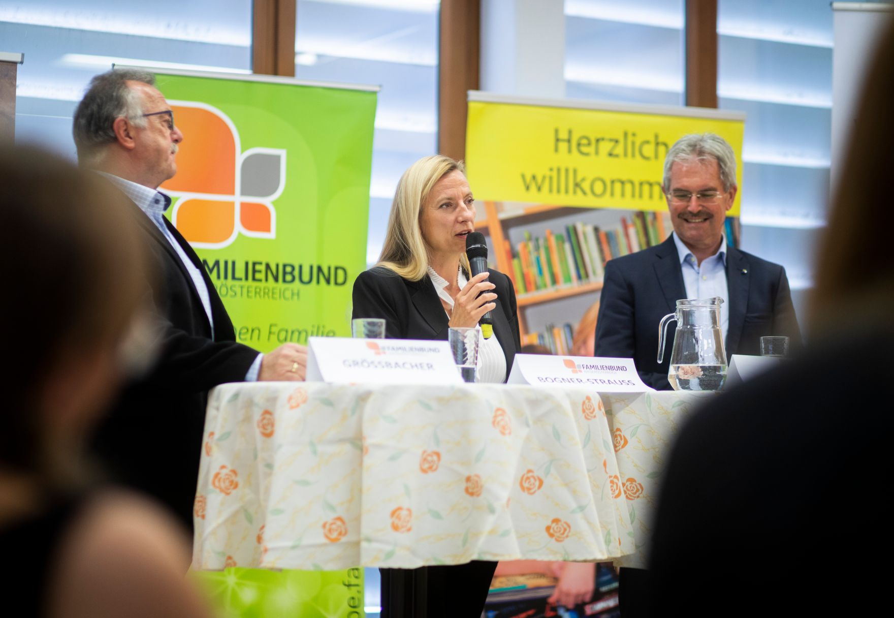 Am 24. September 2018 reiste Bundesministerin Juliane Bogner-Strau&szlig; (m.) anl&auml;sslich eines Bundesl&auml;ndertags nach Nieder&ouml;sterreich. Im Bild mit dem B&uuml;rgermeister von Frankenfels Franz Gr&ouml;&szlig;bacher (l.) und dem Landtagspr&auml;sidenten Karl Wilfing (r.) beim "Speed Talking" des nieder&ouml;sterreichischen Familienbundes in Frankenfels.