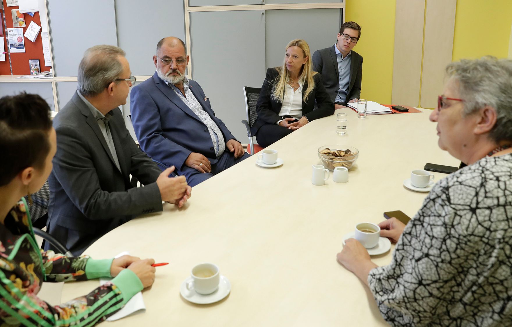 Am 25. September 2018 besichtigte Bundesministerin Juliane Bogner-Strau&szlig; (4.v.l.) das Projekt &bdquo;Start Wien Fl&uuml;chtlinge - Integration ab Tag 1&ldquo; in der Volksschule Brigittenau.