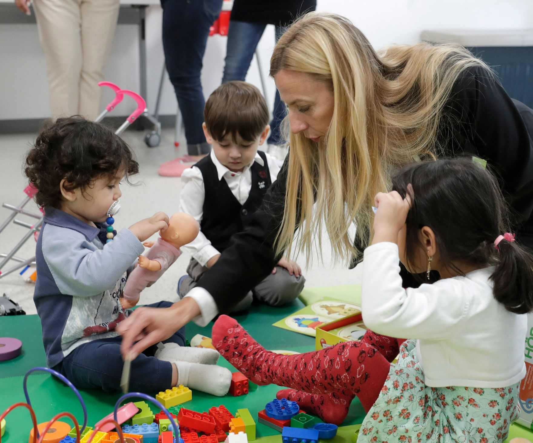 Am 25. September 2018 besichtigte Bundesministerin Juliane Bogner-Strau&szlig; (r.) das Projekt &bdquo;Start Wien Fl&uuml;chtlinge - Integration ab Tag 1&ldquo; in der Volksschule Brigittenau.