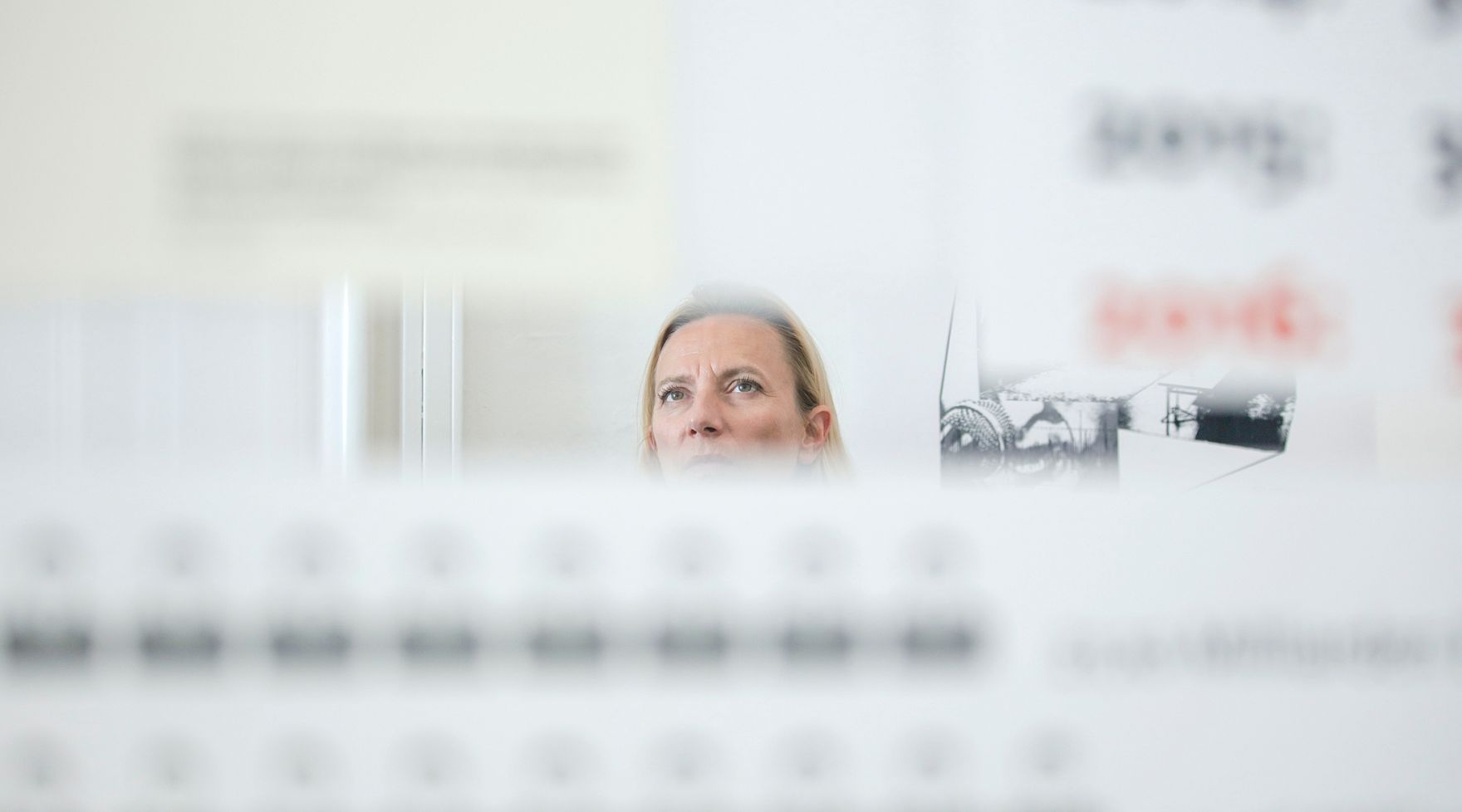 Am 27. September 2018 besuchte Bundesministerin Juliane Bogner-Strau&szlig; (im Bild) die Ausstellung "40 Jahre Wiener Frauenh&auml;user" im Volkskundemuseum.