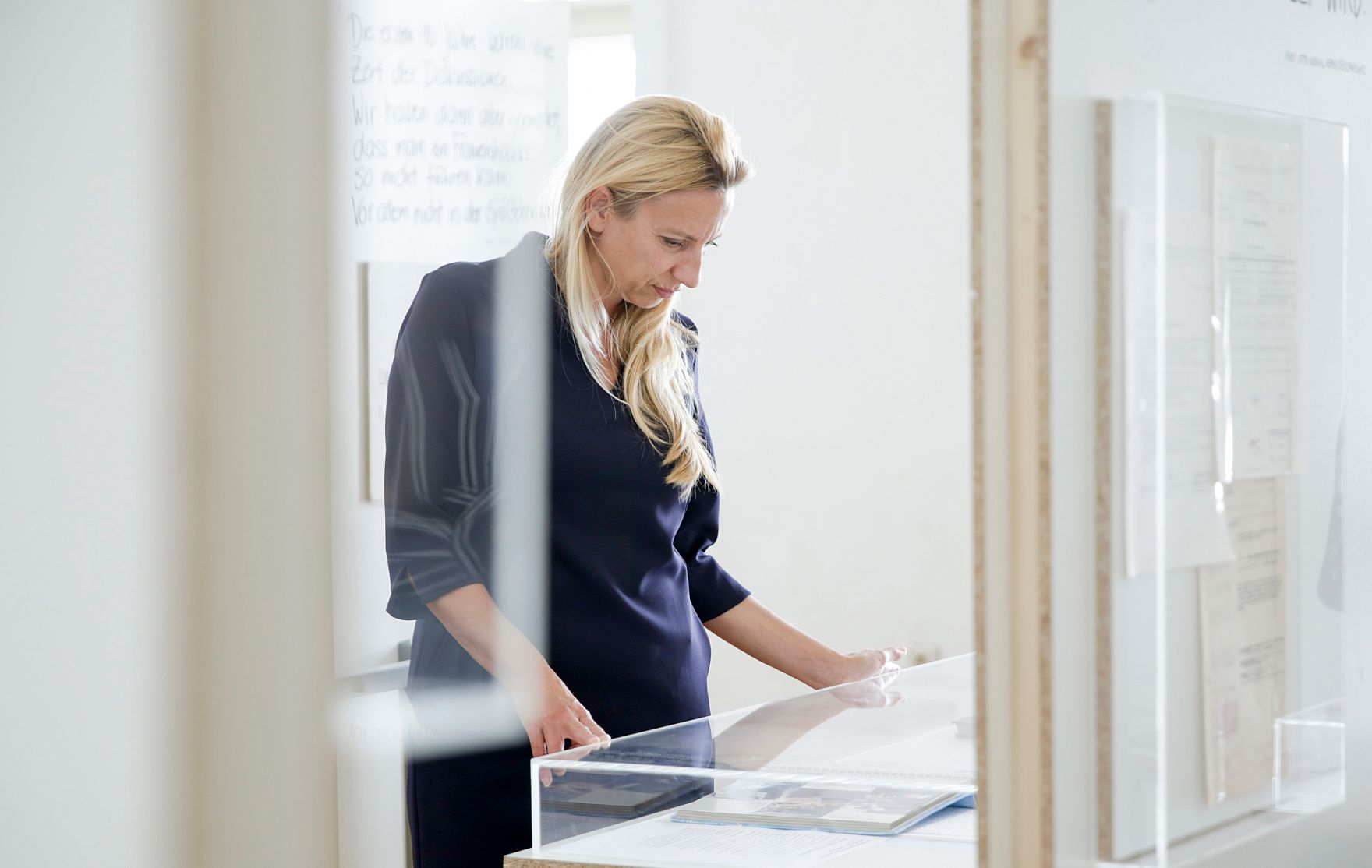 Am 27. September 2018 besuchte Bundesministerin Juliane Bogner-Strau&szlig; (im Bild) die Ausstellung "40 Jahre Wiener Frauenh&auml;user" im Volkskundemuseum.