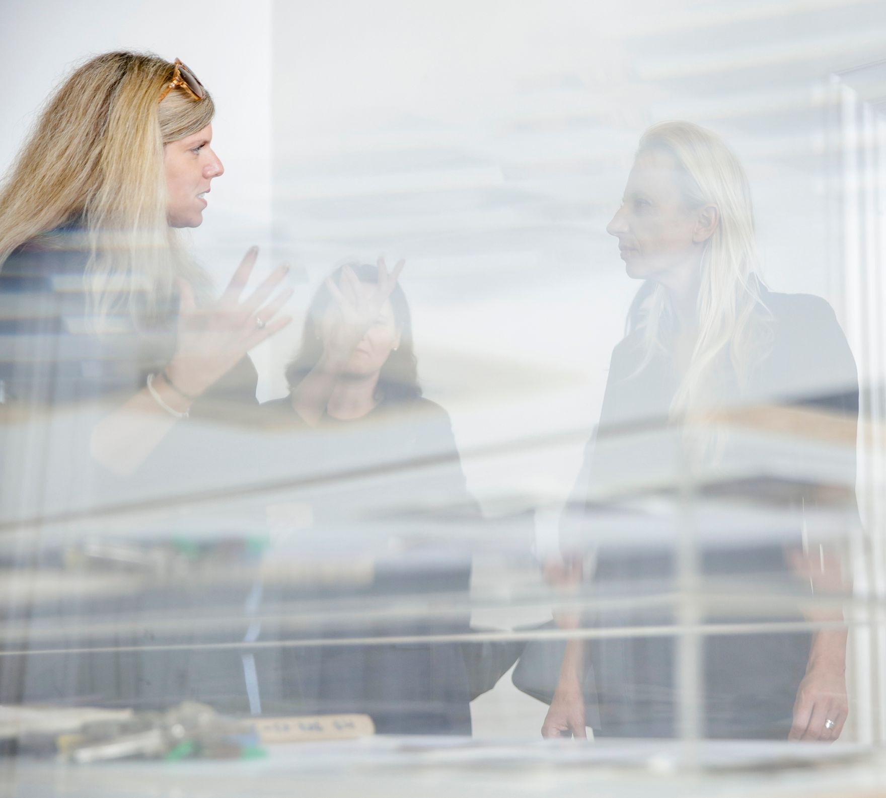 Am 27. September 2018 besuchte Bundesministerin Juliane Bogner-Strau&szlig; (r.) die Ausstellung "40 Jahre Wiener Frauenh&auml;user" im Volkskundemuseum.