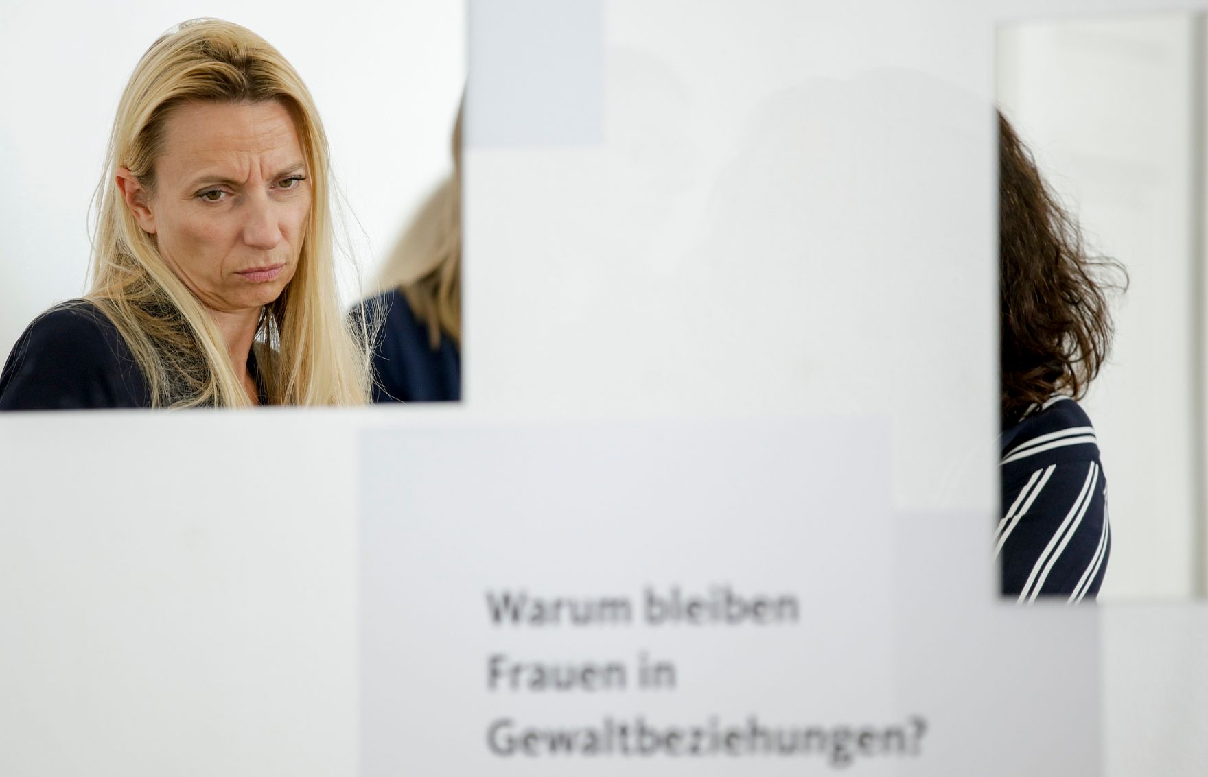 Am 27. September 2018 besuchte Bundesministerin Juliane Bogner-Strau&szlig; (l.) die Ausstellung "40 Jahre Wiener Frauenh&auml;user" im Volkskundemuseum.