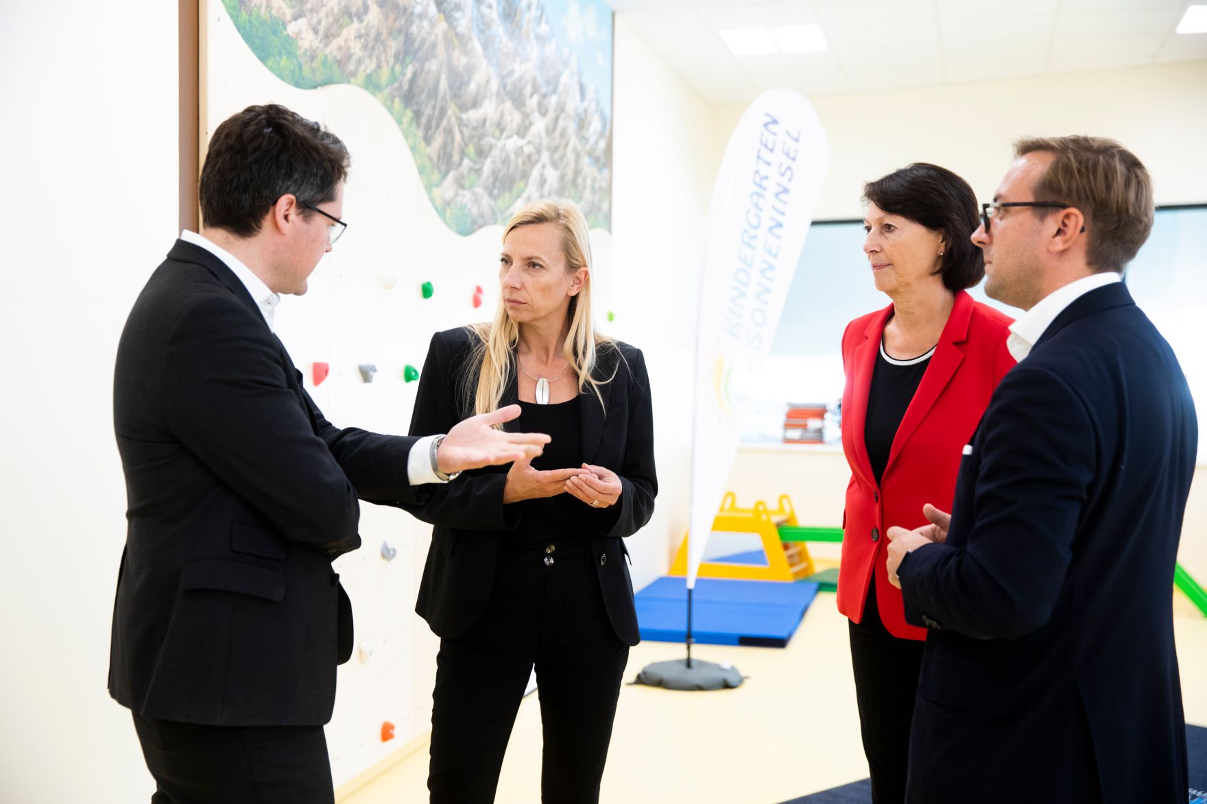 Am 17. Oktober 2018 nahm Bundesministerin Juliane Bogner-Strau&szlig; (2.v.l.) an der Er&ouml;ffnung des Kindergartens Sonneninsel am Austria Campus teil. Im Bild mit Stadtrat J&uuml;rgen Czernohorszky (l.) und Bank Austria Vorst&auml;ndin Doris Tomanek (2.v.r.).
