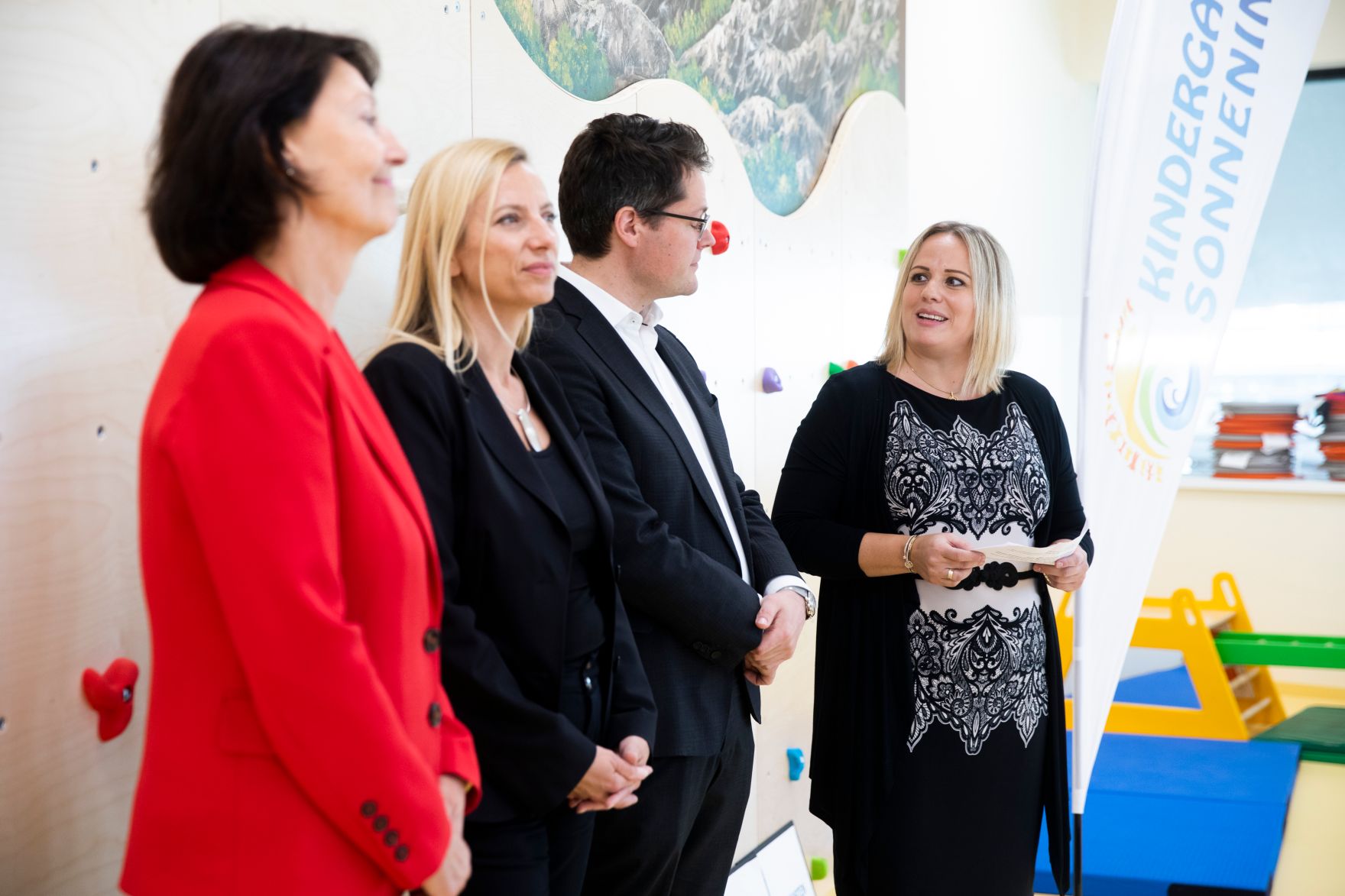 Am 17. Oktober 2018 nahm Bundesministerin Juliane Bogner-Strau&szlig; (2.v.l.) an der Er&ouml;ffnung des Kindergartens Sonneninsel am Austria Campus teil. Im Bild mit Stadtrat J&uuml;rgen Czernohorszky (2.v.r.), Bank Austria Vorst&auml;ndin Doris Tomanek (l.) und der Obfrau des Kindergartens Sonneninsel Nicole Yildirim-Kral (r.).