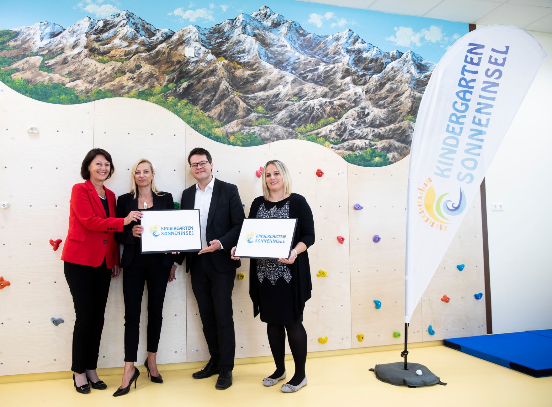 Am 17. Oktober 2018 nahm Bundesministerin Juliane Bogner-Strau&szlig; (2.v.l.) an der Er&ouml;ffnung des Kindergartens Sonneninsel am Austria Campus teil. Im Bild mit Stadtrat J&uuml;rgen Czernohorszky (2.v.r.), Bank Austria Vorst&auml;ndin Doris Tomanek (l.) und der Obfrau des Kindergartens Sonneninsel Nicole Yildirim-Kral (r.).