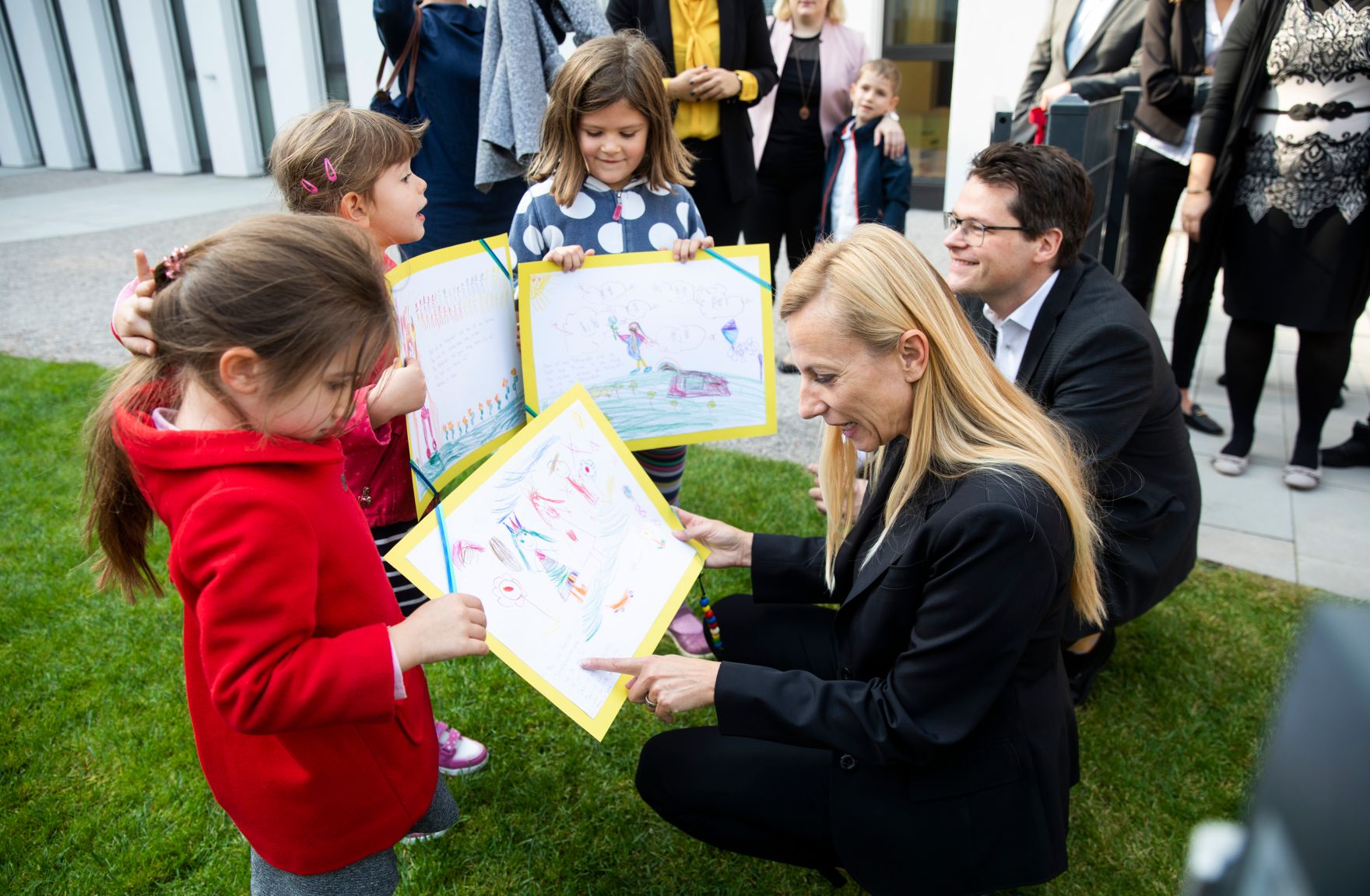 Am 17. Oktober 2018 nahm Bundesministerin Juliane Bogner-Strau&szlig; (2.v.r.) an der Er&ouml;ffnung des Kindergartens Sonneninsel am Austria Campus teil. Im Bild mit Stadtrat J&uuml;rgen Czernohorszky (r.).