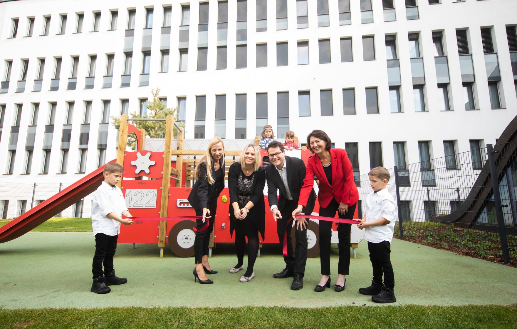 Am 17. Oktober 2018 nahm Bundesministerin Juliane Bogner-Strau&szlig; (l.) an der Er&ouml;ffnung des Kindergartens Sonneninsel am Austria Campus teil. Im Bild mit Stadtrat J&uuml;rgen Czernohorszky (2.v.r.), Bank Austria Vorst&auml;ndin Doris Tomanek (r.) und der Obfrau des Kindergartens Sonneninsel Nicole Yildirim-Kral (2.v.l.).