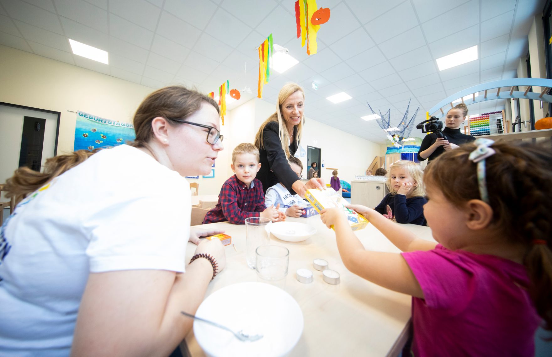 Am 17. Oktober 2018 nahm Bundesministerin Juliane Bogner-Strau&szlig; (m.) an der Er&ouml;ffnung des Kindergartens Sonneninsel am Austria Campus teil.