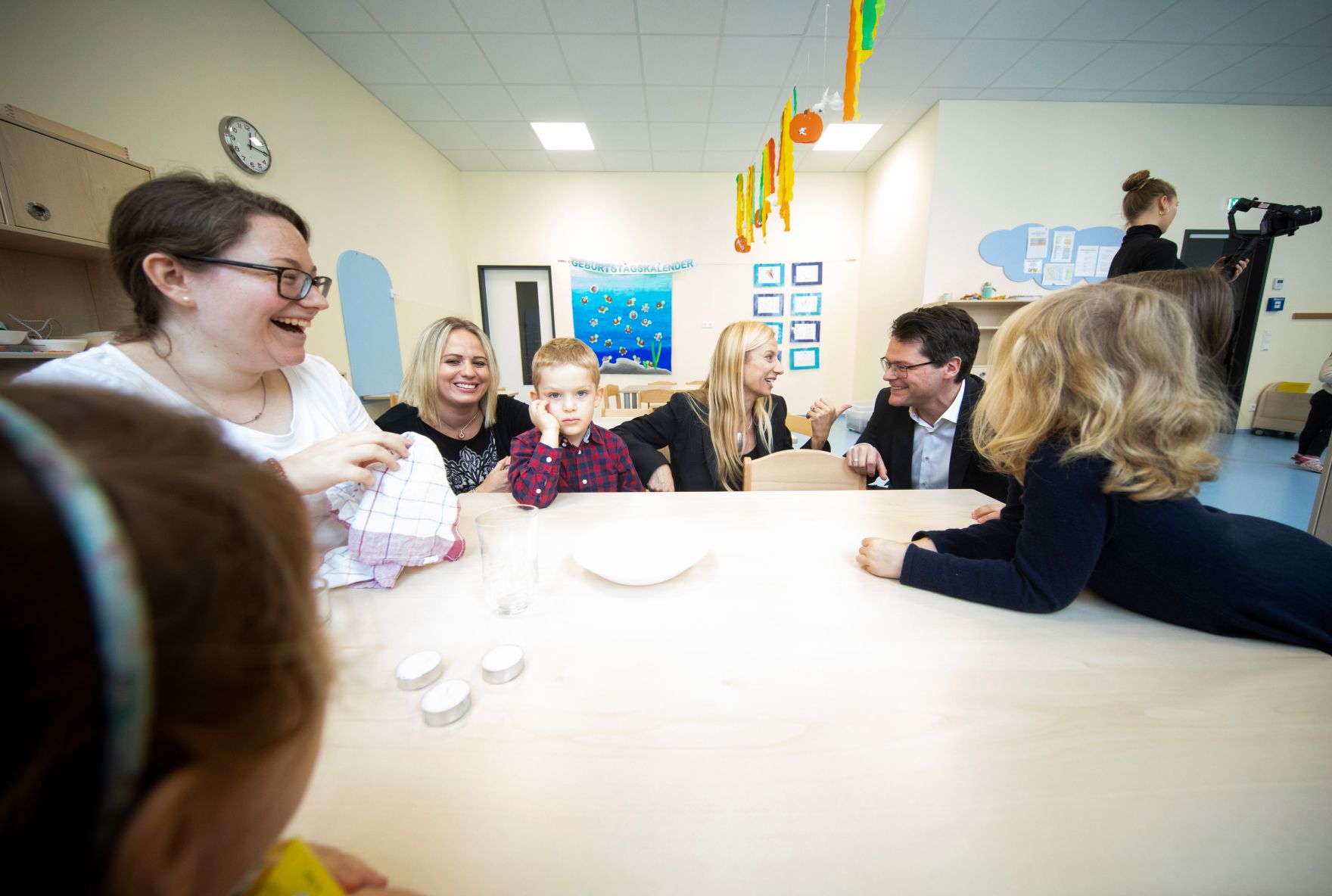 Am 17. Oktober 2018 nahm Bundesministerin Juliane Bogner-Strau&szlig; (2.v.r.) an der Er&ouml;ffnung des Kindergartens Sonneninsel am Austria Campus teil. Im Bild mit Stadtrat J&uuml;rgen Czernohorszky (r.) und der Obfrau des Kindergartens Sonneninsel Nicole Yildirim-Kral (2.v.l.).