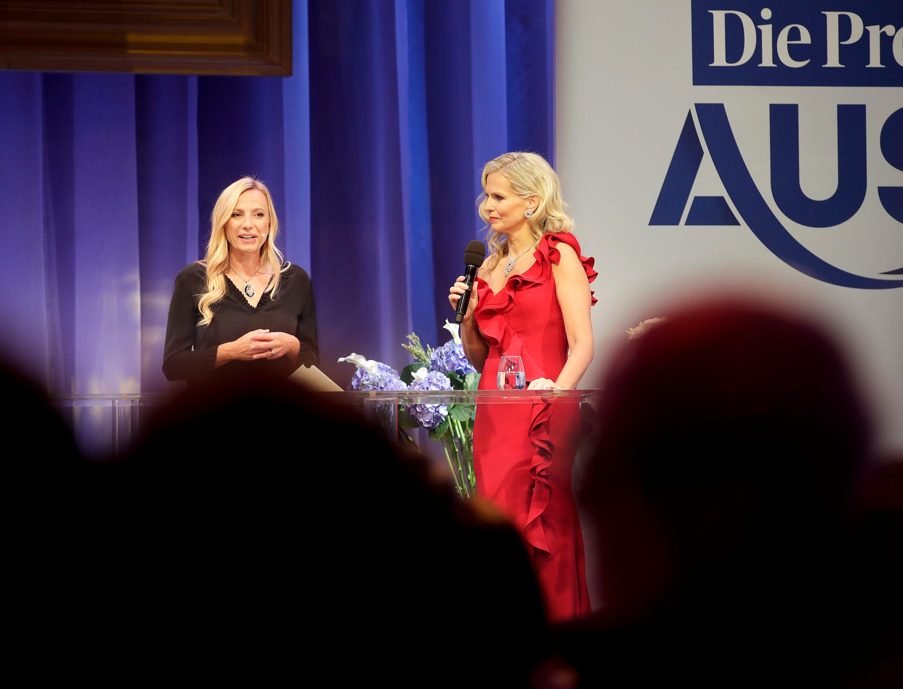 Am 23. Oktober 2018 nahm Bundesministerin Juliane Bogner-Strau&szlig; (l.) an der Austria'18-Gala teil. Im Bild mit Moderatorin Claudia Reiterer (r.).