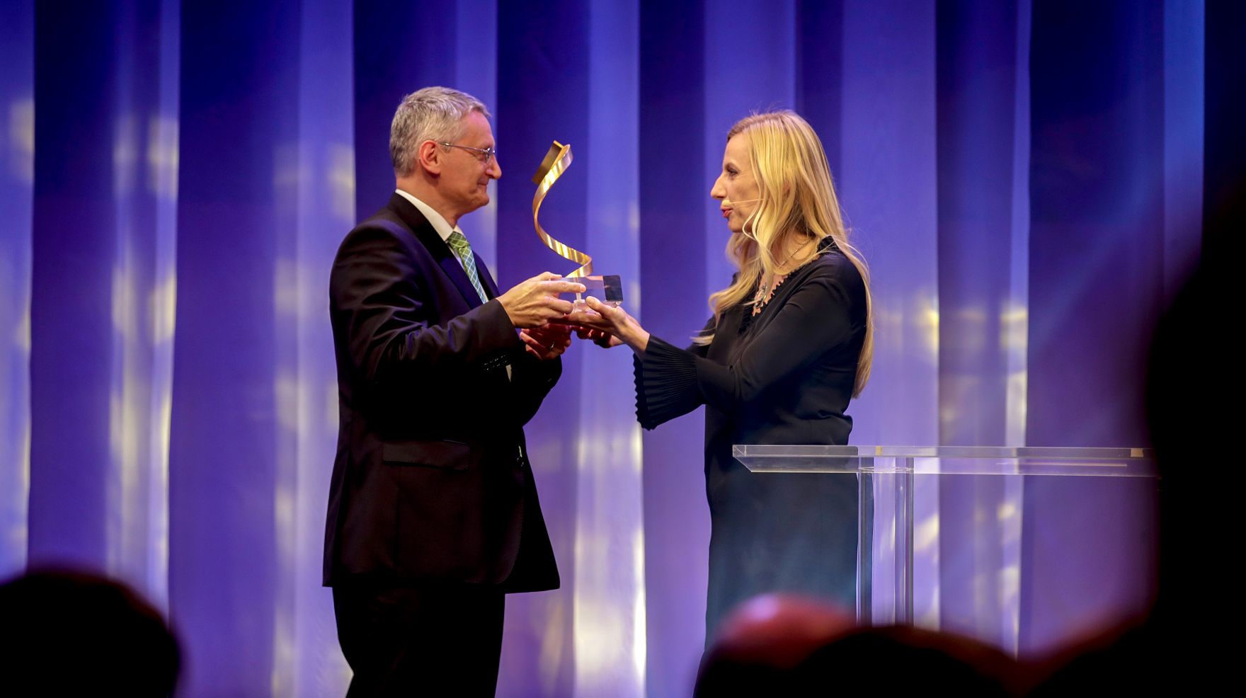 Am 23. Oktober 2018 nahm Bundesministerin Juliane Bogner-Strau&szlig; (r.) an der Austria'18-Gala teil. Im Bild mit den Gewinnern in der Kategorie "Familie und Beruf" Rudolf Freidhager und Georg Sch&ouml;ppl (im Bild) von den &Ouml;sterreichischen Bundesforsten.