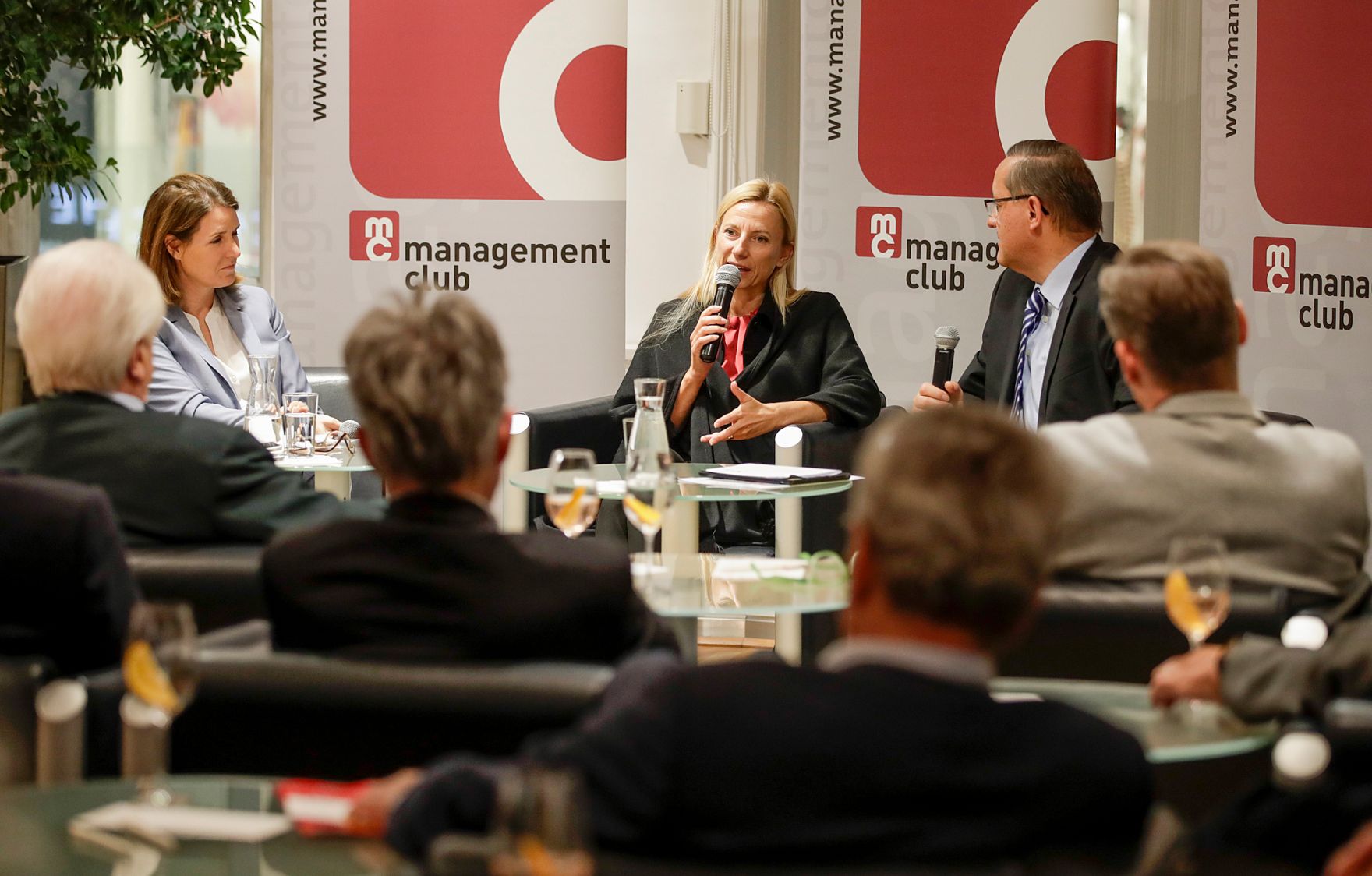 Am 22. Oktober 2018 nahm Bundesministerin Juliane Bogner-Strau&szlig; (m.) an der Podiumsdiskussion im Management Club teil. Im Bild mit dem Vizepr&auml;sidenten G&uuml;nther Ofner (r.) und der Vizepr&auml;sidentin Henrietta Egerth (l.).