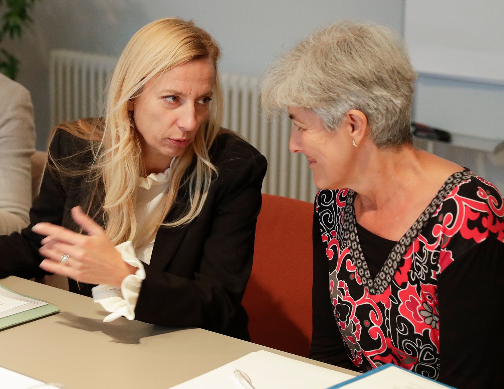 Am 24. Oktober 2018 nahm Bundesministerin Juliane Bogner-Strau&szlig; (l.) an der Sitzung der interministeriellen Arbeitsgruppe f&uuml;r Gleichbehandlungsfragen teil. Im Bild mit der Leiterin der Abteilung "Gleichbehandlung in der Privatwirtschaft und im Bundesdienst" des Bundeskanzleramts Ingrid L&ouml;scher-Weninger (r.).