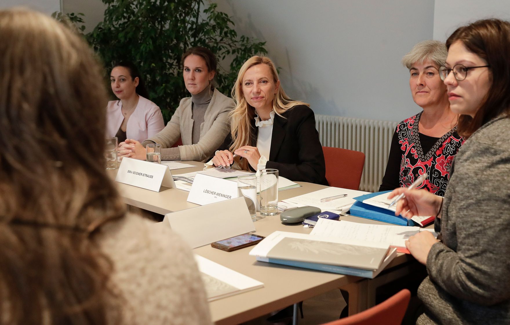 Am 24. Oktober 2018 nahm Bundesministerin Juliane Bogner-Strau&szlig; (m.) an der Sitzung der interministeriellen Arbeitsgruppe f&uuml;r Gleichbehandlungsfragen teil.