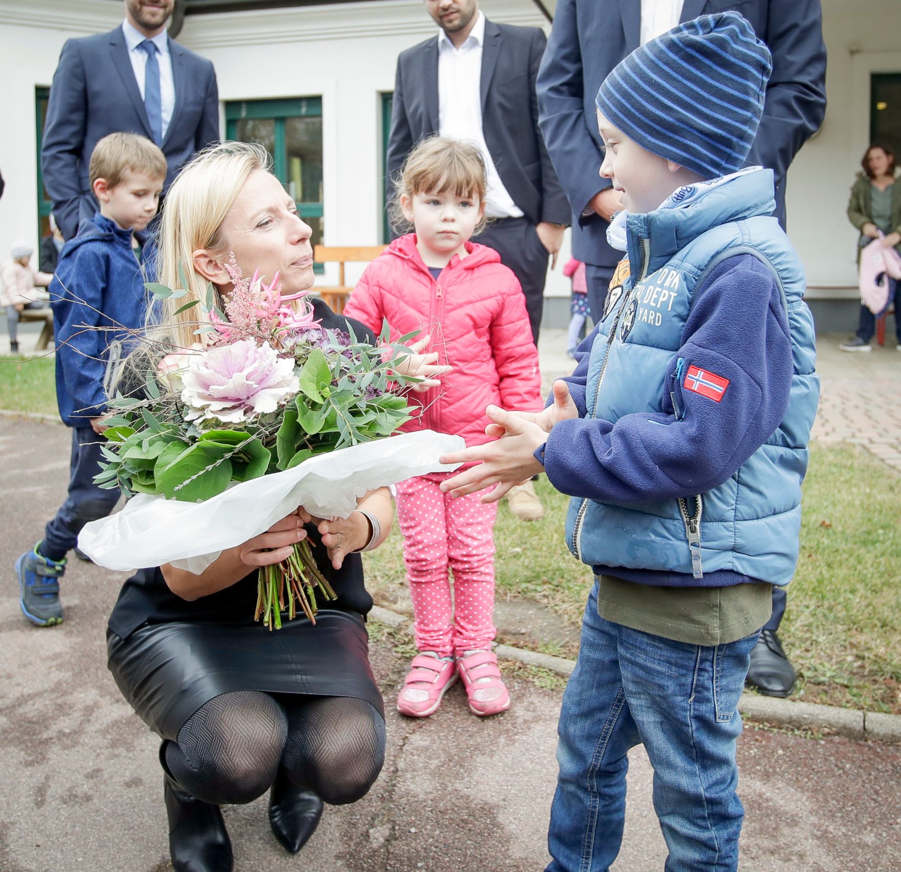 Am 29. Oktober 2018 reiste Bundesministerin Juliane Bogner-Strau&szlig; (l.) anl&auml;sslich eines Bundesl&auml;ndertags ins Burgenland. Im Bild beim Besuch der Volksschule Gattendorf.