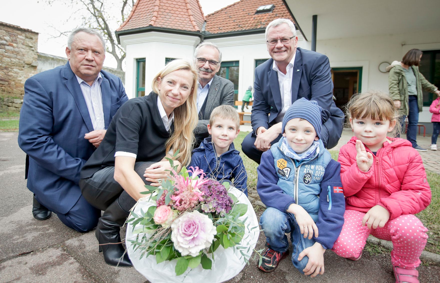 Am 29. Oktober 2018 reiste Bundesministerin Juliane Bogner-Strau&szlig; (2.v.l.) anl&auml;sslich eines Bundesl&auml;ndertags ins Burgenland. Im Bild mit B&uuml;rgermeister Franz Vihanek (3.v.l.) beim Besuch der Volksschule Gattendorf.