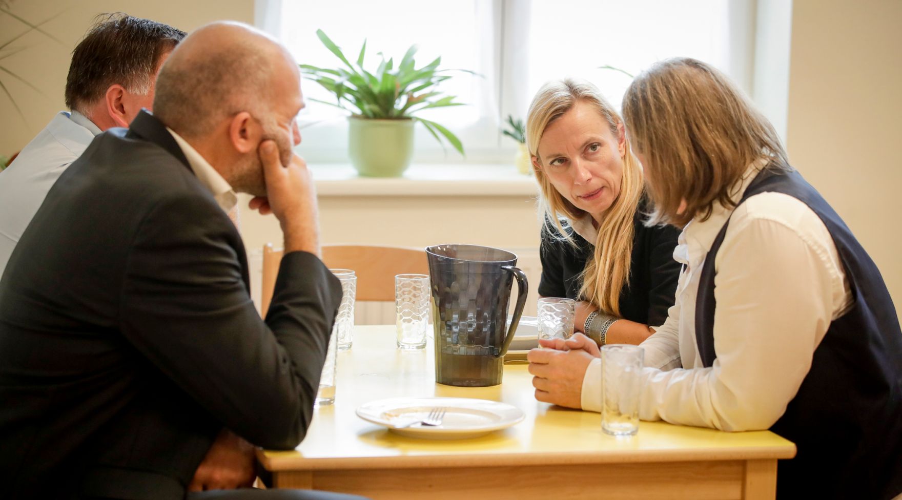 Am 29. Oktober 2018 reiste Bundesministerin Juliane Bogner-Strau&szlig; (2.v.r.) anl&auml;sslich eines Bundesl&auml;ndertags ins Burgenland. Im Bild beim Besuch der Volksschule Gattendorf.