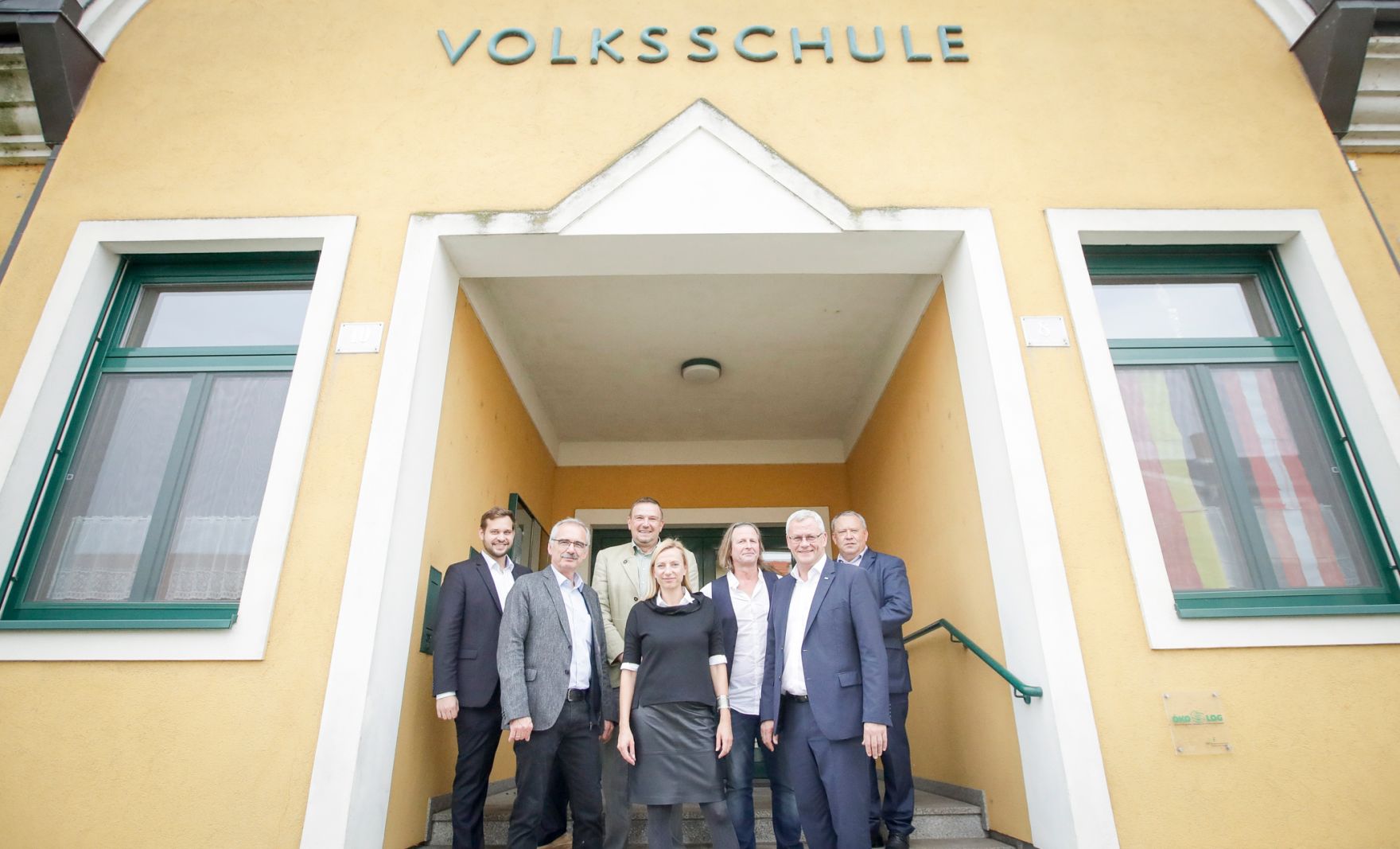 Am 29. Oktober 2018 reiste Bundesministerin Juliane Bogner-Strau&szlig; (4.v.l.) anl&auml;sslich eines Bundesl&auml;ndertags ins Burgenland. Im Bild mit B&uuml;rgermeister Franz Vihanek (2.v.l.) beim Besuch der Volksschule Gattendorf.