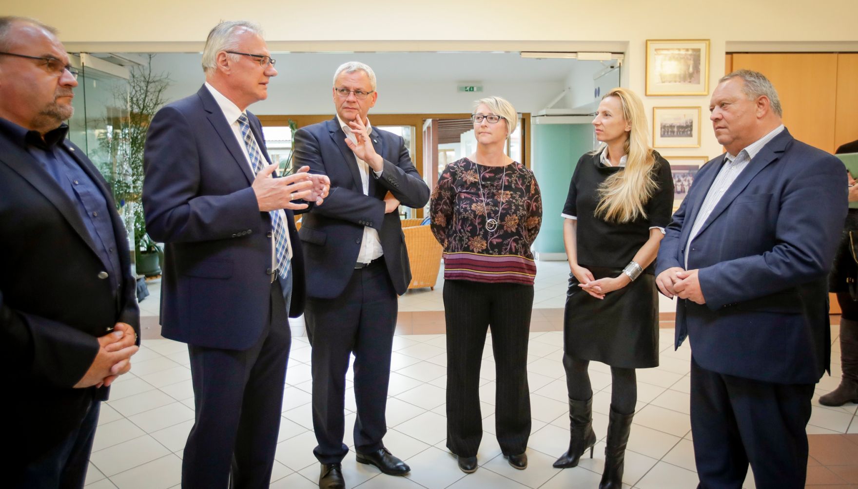 Am 29. Oktober 2018 reiste Bundesministerin Juliane Bogner-Strau&szlig; (2.v.r.) anl&auml;sslich eines Bundesl&auml;ndertags ins Burgenland. Im Bild beim Besuch des Altenwohn- und Pflegeheimes &quot;Haus Katharina&quot;.