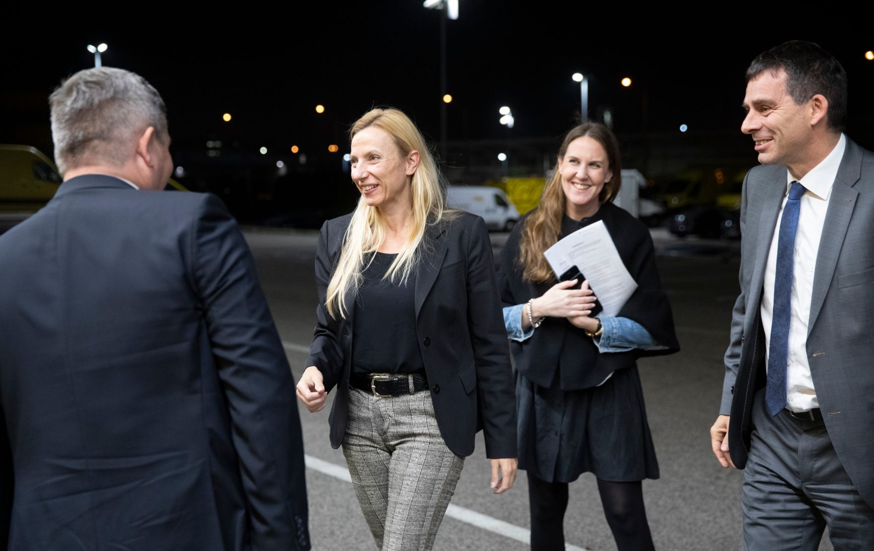 Am 5. November 2018 besuchte Bundesministerin Juliane Bogner-Strau&szlig; (3.v.r.) anl&auml;sslich einer Pr&auml;sentation der &quot;Gender Diversity Strategie&quot; das Post Verteilerzentrum im 23. Wiener Gemeindebezirk. Im Bild mit dem Vorstandsdirektor der Division Paket und Logistik Peter Umundum (r.).