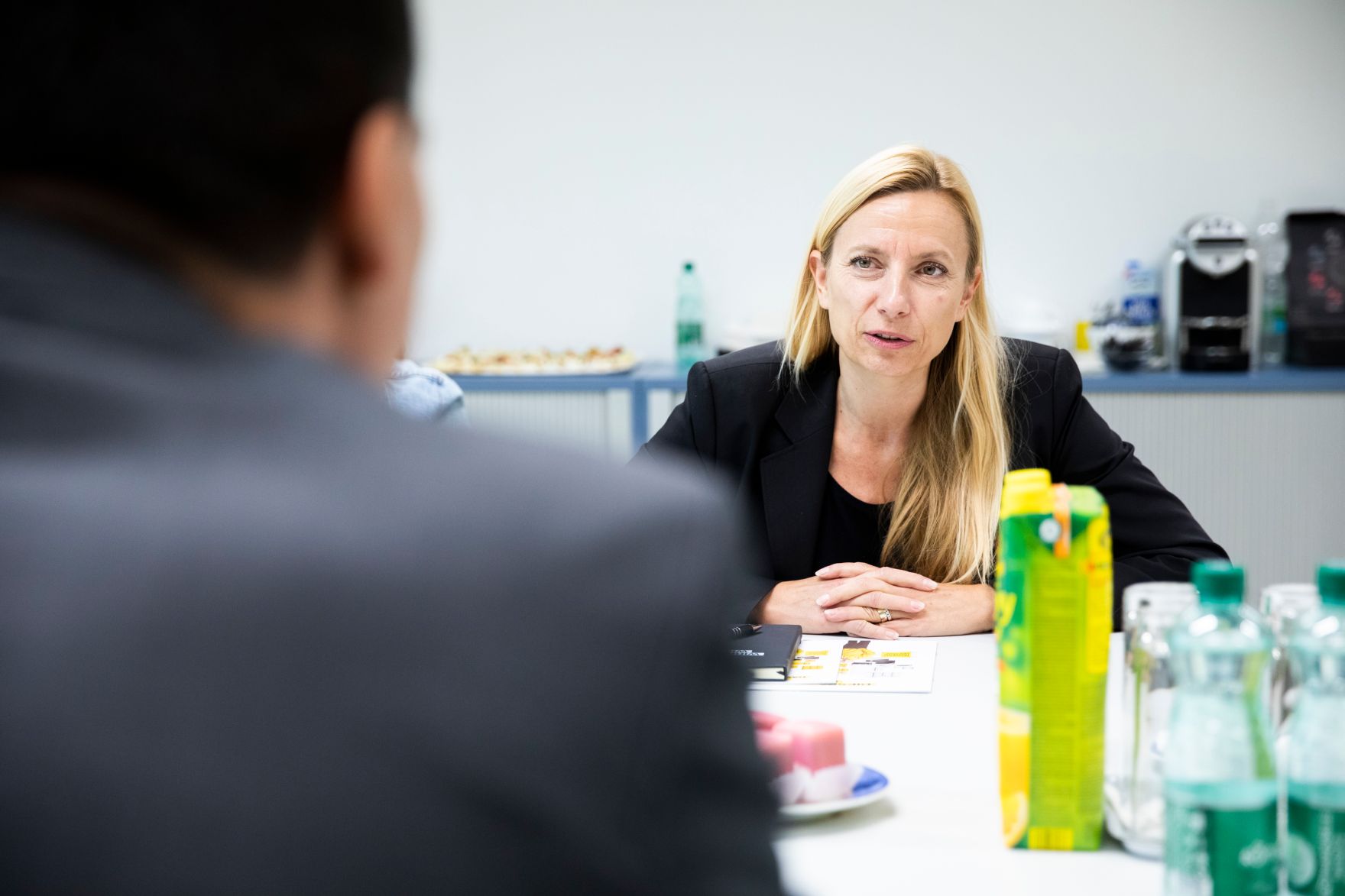 Am 5. November 2018 besuchte Bundesministerin Juliane Bogner-Strau&szlig; (im Bild) anl&auml;sslich einer Pr&auml;sentation der &quot;Gender Diversity Strategie&quot; das Post Verteilerzentrum im 23. Wiener Gemeindebezirk.