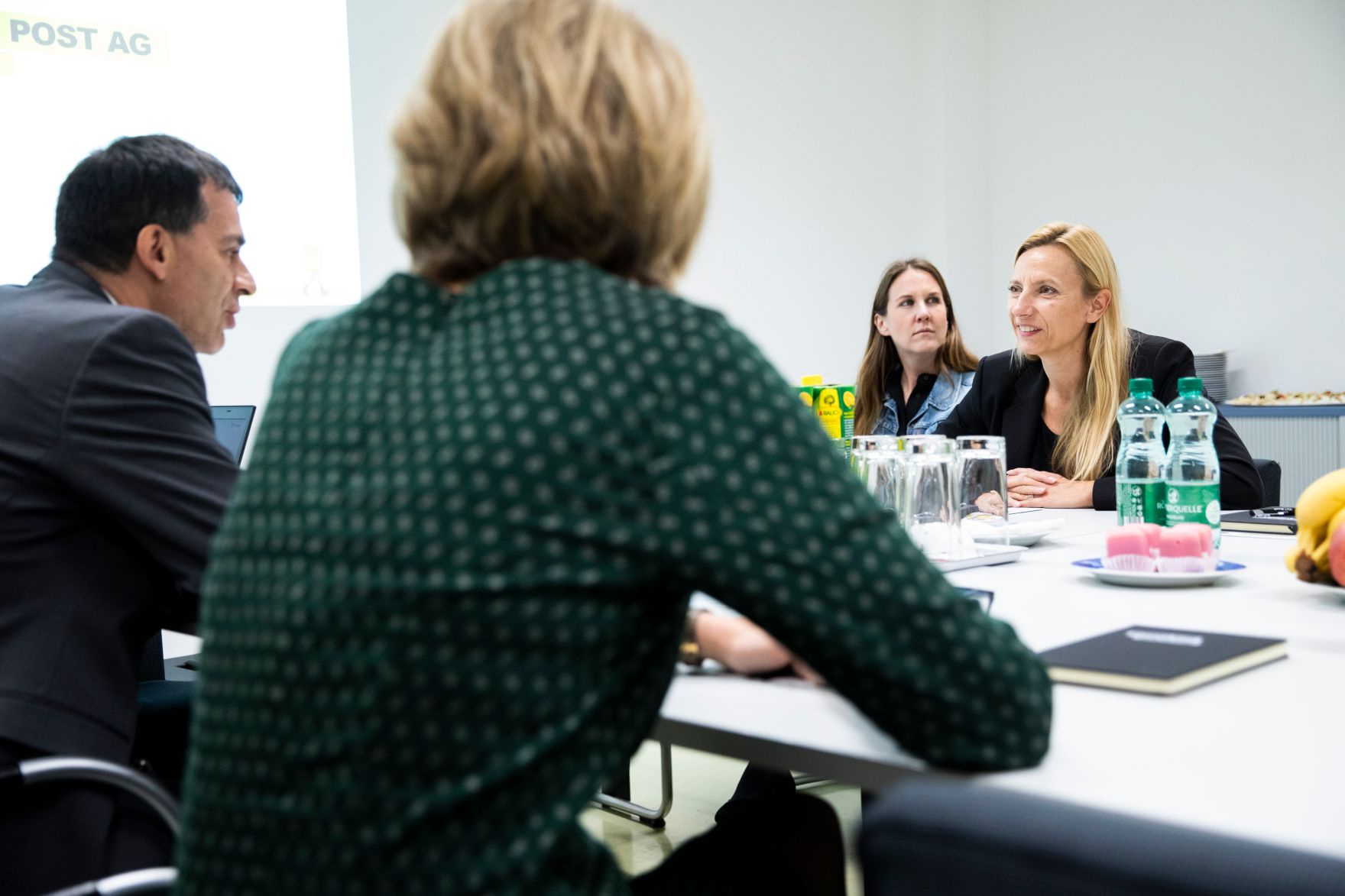 Am 5. November 2018 besuchte Bundesministerin Juliane Bogner-Strau&szlig; (r.) anl&auml;sslich einer Pr&auml;sentation der &quot;Gender Diversity Strategie&quot; das Post Verteilerzentrum im 23. Wiener Gemeindebezirk. Im Bild mit dem Vorstandsdirektor der Division Paket und Logistik Peter Umundum (l.).