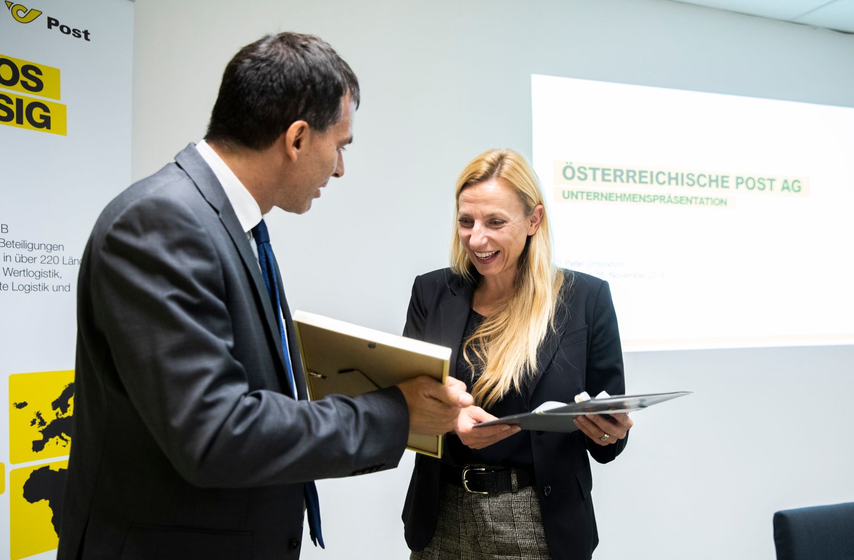 Am 5. November 2018 besuchte Bundesministerin Juliane Bogner-Strau&szlig; (r.) anl&auml;sslich einer Pr&auml;sentation der &quot;Gender Diversity Strategie&quot; das Post Verteilerzentrum im 23. Wiener Gemeindebezirk. Im Bild mit dem Vorstandsdirektor der Division Paket und Logistik Peter Umundum (l.).