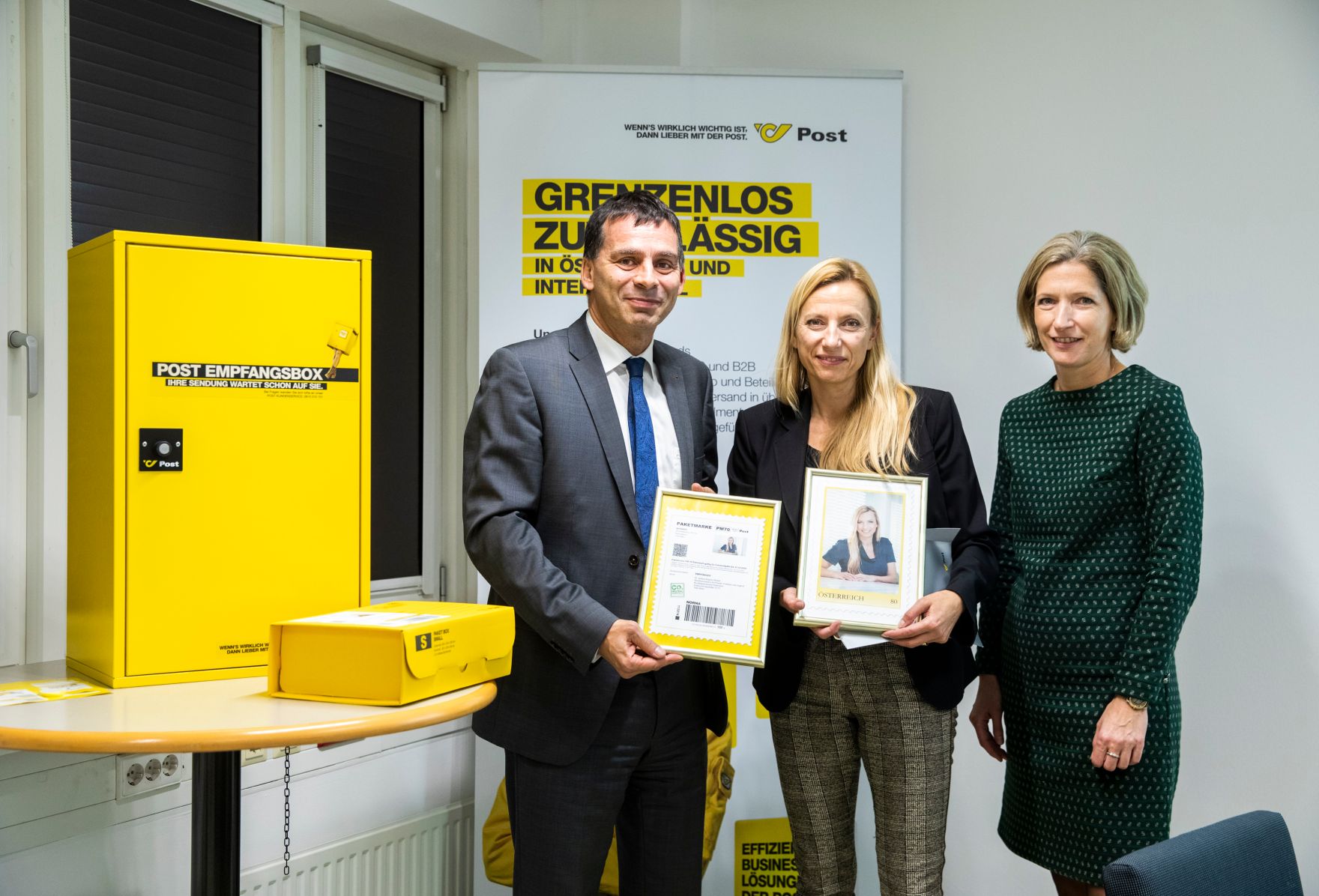 Am 5. November 2018 besuchte Bundesministerin Juliane Bogner-Strau&szlig; (m.) anl&auml;sslich einer Pr&auml;sentation der &quot;Gender Diversity Strategie&quot; das Post Verteilerzentrum im 23. Wiener Gemeindebezirk. Im Bild mit dem Vorstandsdirektor der Division Paket und Logistik Peter Umundum (l.).