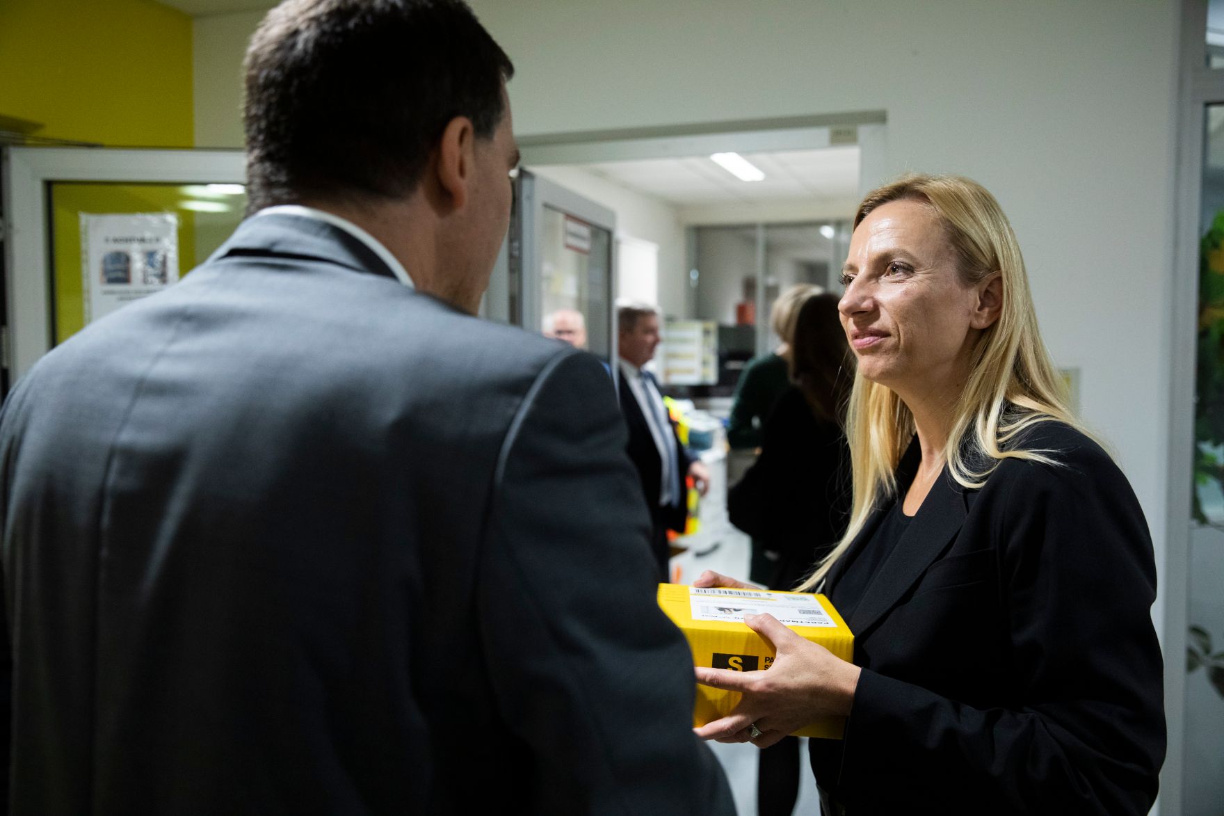 Am 5. November 2018 besuchte Bundesministerin Juliane Bogner-Strau&szlig; (r.) anl&auml;sslich einer Pr&auml;sentation der &quot;Gender Diversity Strategie&quot; das Post Verteilerzentrum im 23. Wiener Gemeindebezirk. Im Bild mit dem Vorstandsdirektor der Division Paket und Logistik Peter Umundum (l.).