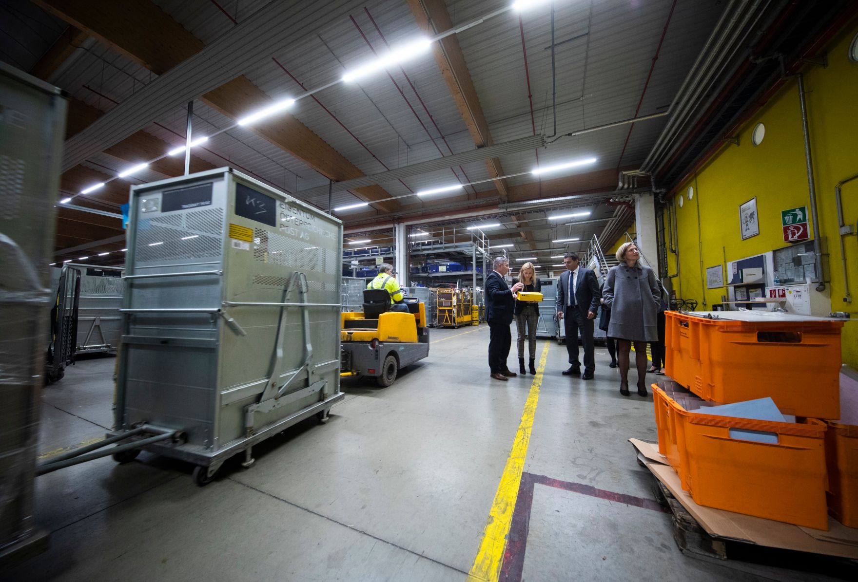 Am 5. November 2018 besuchte Bundesministerin Juliane Bogner-Strau&szlig; (m.l.) anl&auml;sslich einer Pr&auml;sentation der &quot;Gender Diversity Strategie&quot; das Post Verteilerzentrum im 23. Wiener Gemeindebezirk. Im Bild mit dem Vorstandsdirektor der Division Paket und Logistik Peter Umundum (m.r.).
