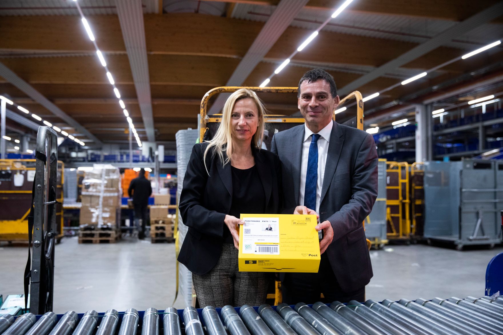 Am 5. November 2018 besuchte Bundesministerin Juliane Bogner-Strau&szlig; (l.) anl&auml;sslich einer Pr&auml;sentation der &quot;Gender Diversity Strategie&quot; das Post Verteilerzentrum im 23. Wiener Gemeindebezirk. Im Bild mit dem Vorstandsdirektor der Division Paket und Logistik Peter Umundum (r.).