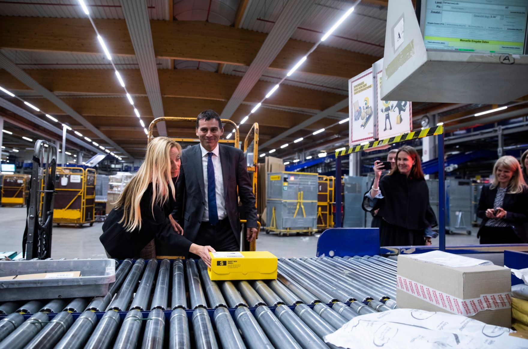Am 5. November 2018 besuchte Bundesministerin Juliane Bogner-Strau&szlig; (l.) anl&auml;sslich einer Pr&auml;sentation der &quot;Gender Diversity Strategie&quot; das Post Verteilerzentrum im 23. Wiener Gemeindebezirk. Im Bild mit dem Vorstandsdirektor der Division Paket und Logistik Peter Umundum (r.).
