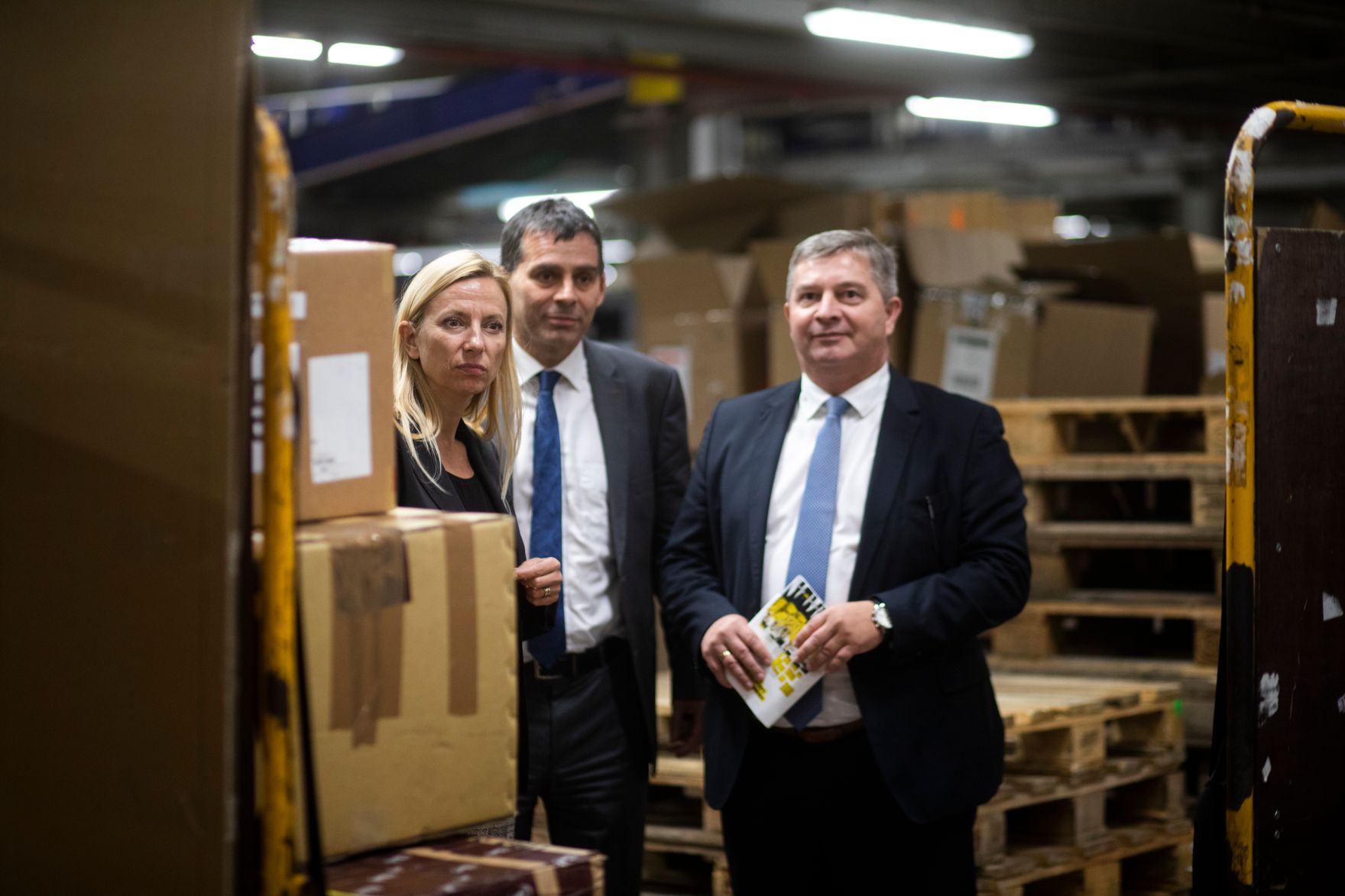 Am 5. November 2018 besuchte Bundesministerin Juliane Bogner-Strau&szlig; (l.) anl&auml;sslich einer Pr&auml;sentation der &quot;Gender Diversity Strategie&quot; das Post Verteilerzentrum im 23. Wiener Gemeindebezirk. Im Bild mit dem Vorstandsdirektor der Division Paket und Logistik Peter Umundum (m.).