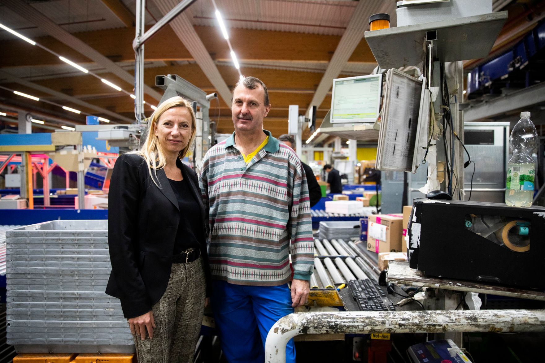 Am 5. November 2018 besuchte Bundesministerin Juliane Bogner-Strau&szlig; (l.) anl&auml;sslich einer Pr&auml;sentation der &quot;Gender Diversity Strategie&quot; das Post Verteilerzentrum im 23. Wiener Gemeindebezirk.