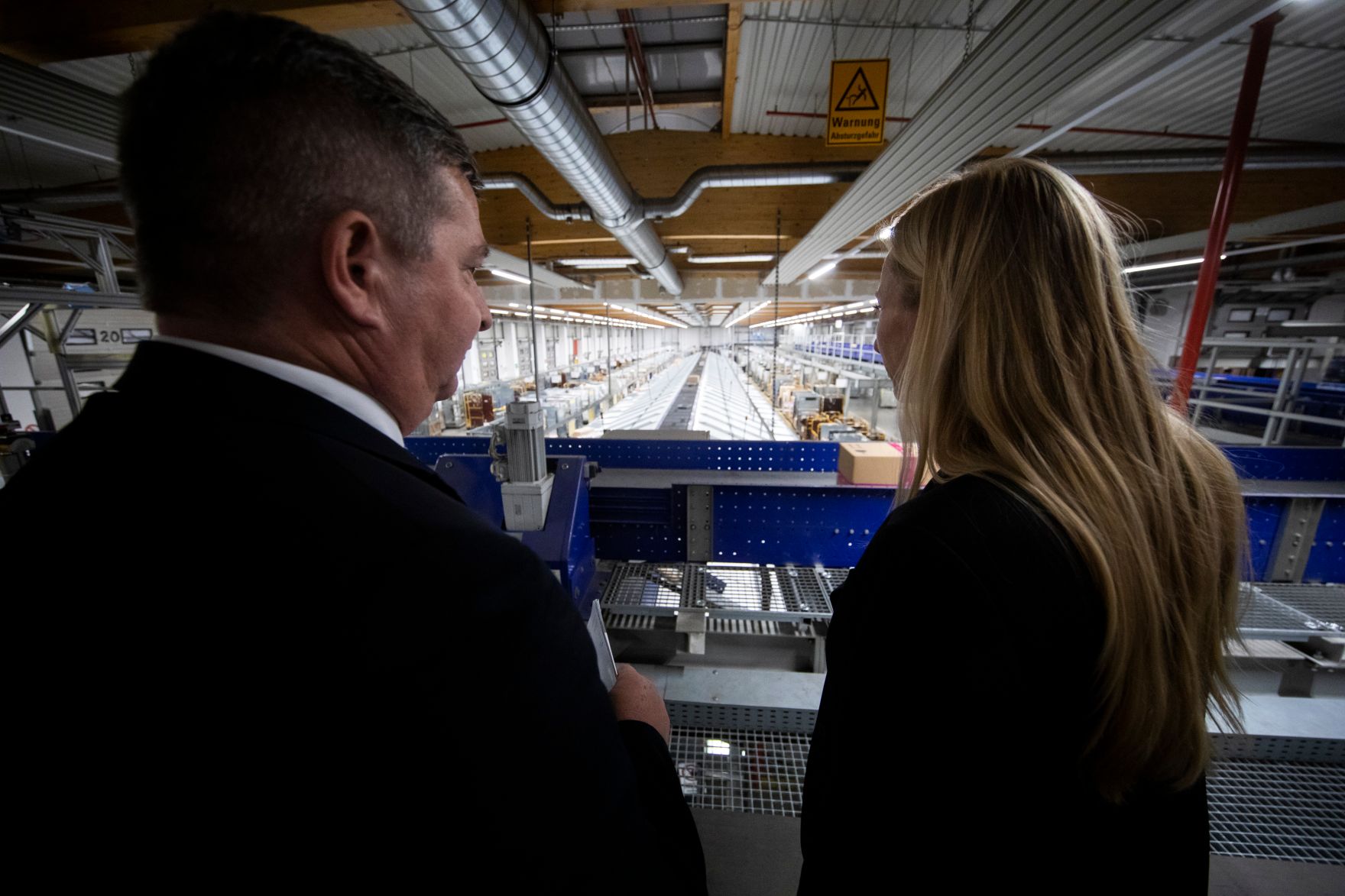 Am 5. November 2018 besuchte Bundesministerin Juliane Bogner-Strau&szlig; (r.) anl&auml;sslich einer Pr&auml;sentation der &quot;Gender Diversity Strategie&quot; das Post Verteilerzentrum im 23. Wiener Gemeindebezirk.