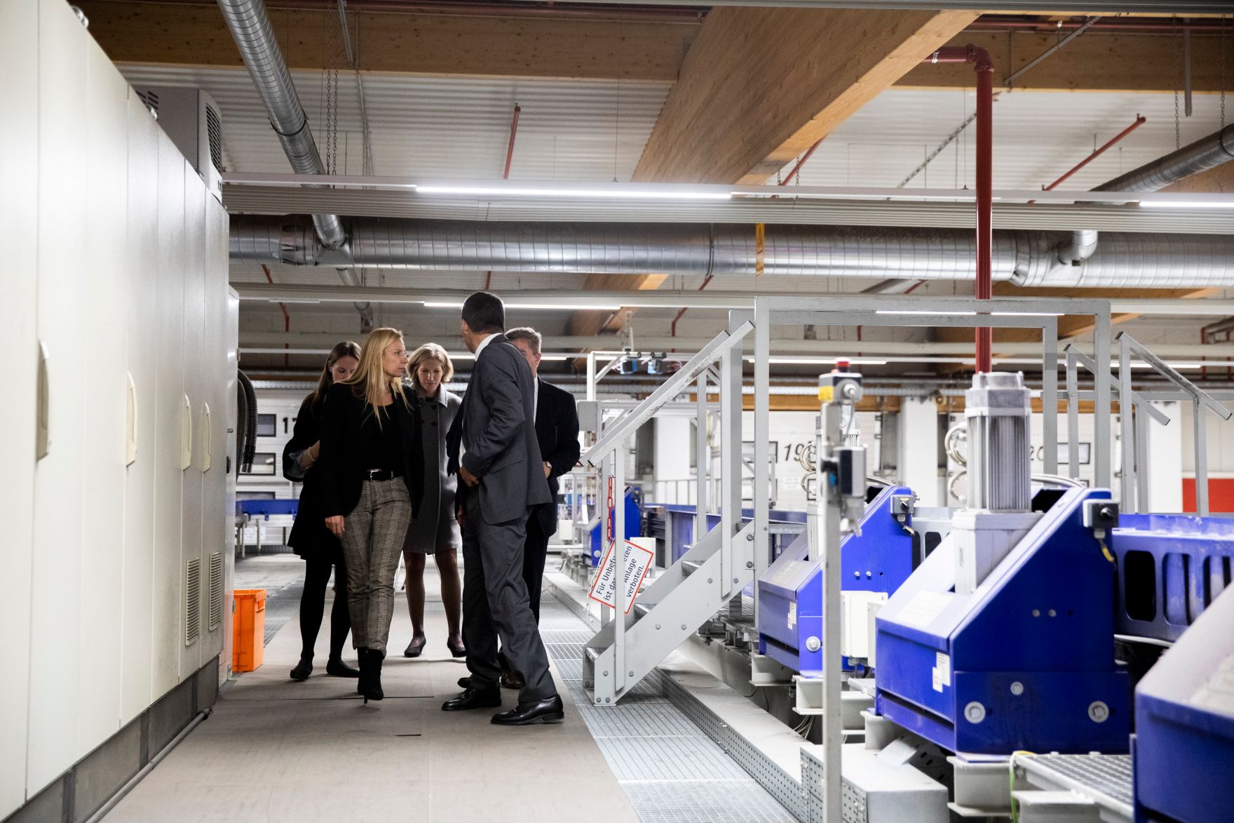 Am 5. November 2018 besuchte Bundesministerin Juliane Bogner-Strau&szlig; (l.) anl&auml;sslich einer Pr&auml;sentation der &quot;Gender Diversity Strategie&quot; das Post Verteilerzentrum im 23. Wiener Gemeindebezirk. Im Bild mit dem Vorstandsdirektor der Division Paket und Logistik Peter Umundum (r.).