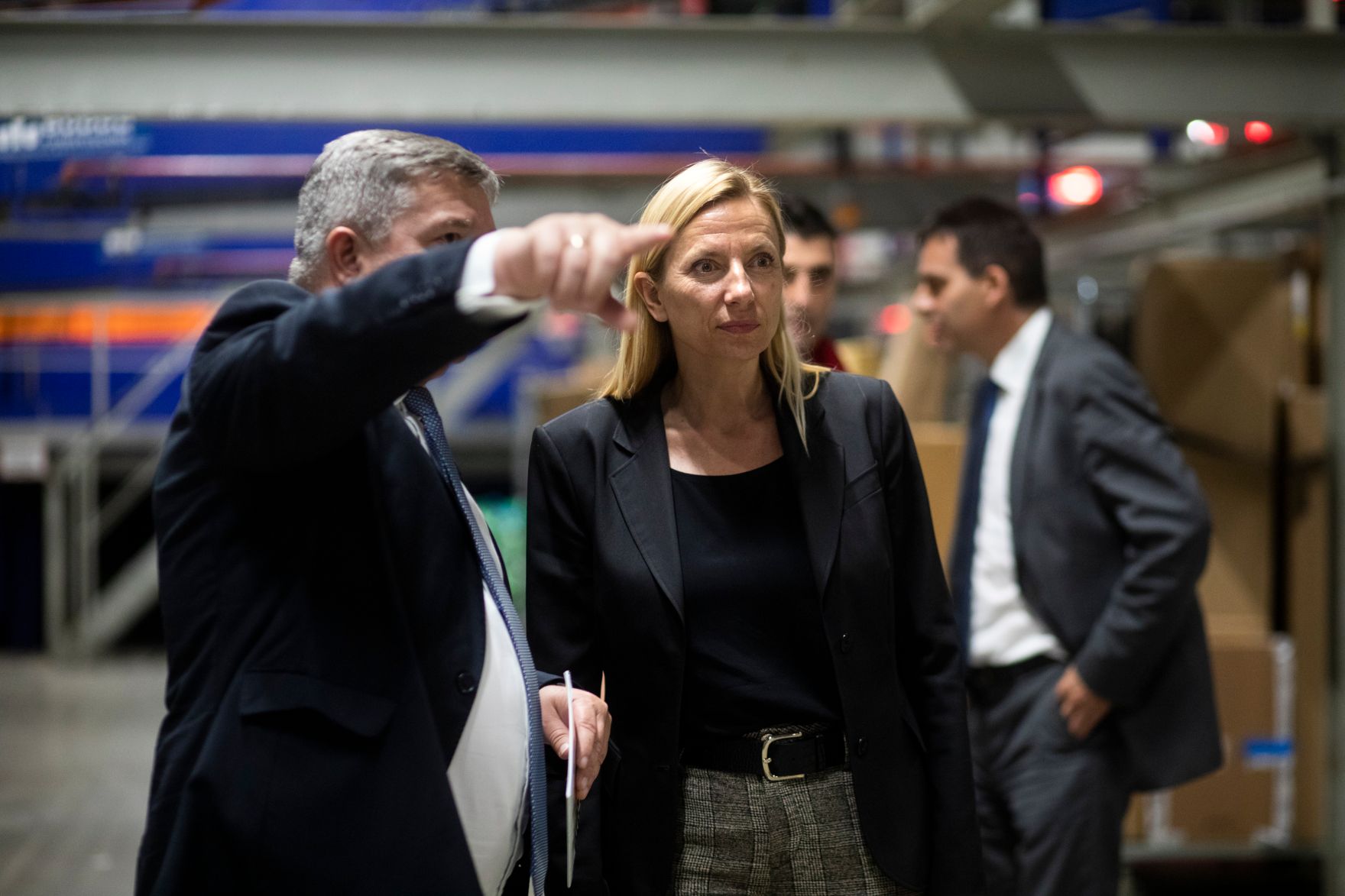 Am 5. November 2018 besuchte Bundesministerin Juliane Bogner-Strau&szlig; (r.) anl&auml;sslich einer Pr&auml;sentation der &quot;Gender Diversity Strategie&quot; das Post Verteilerzentrum im 23. Wiener Gemeindebezirk.