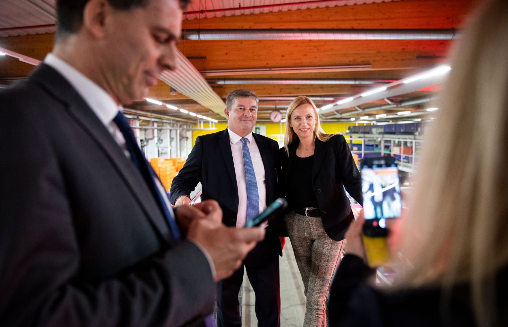 Am 5. November 2018 besuchte Bundesministerin Juliane Bogner-Strau&szlig; (r.) anl&auml;sslich einer Pr&auml;sentation der &quot;Gender Diversity Strategie&quot; das Post Verteilerzentrum im 23. Wiener Gemeindebezirk.