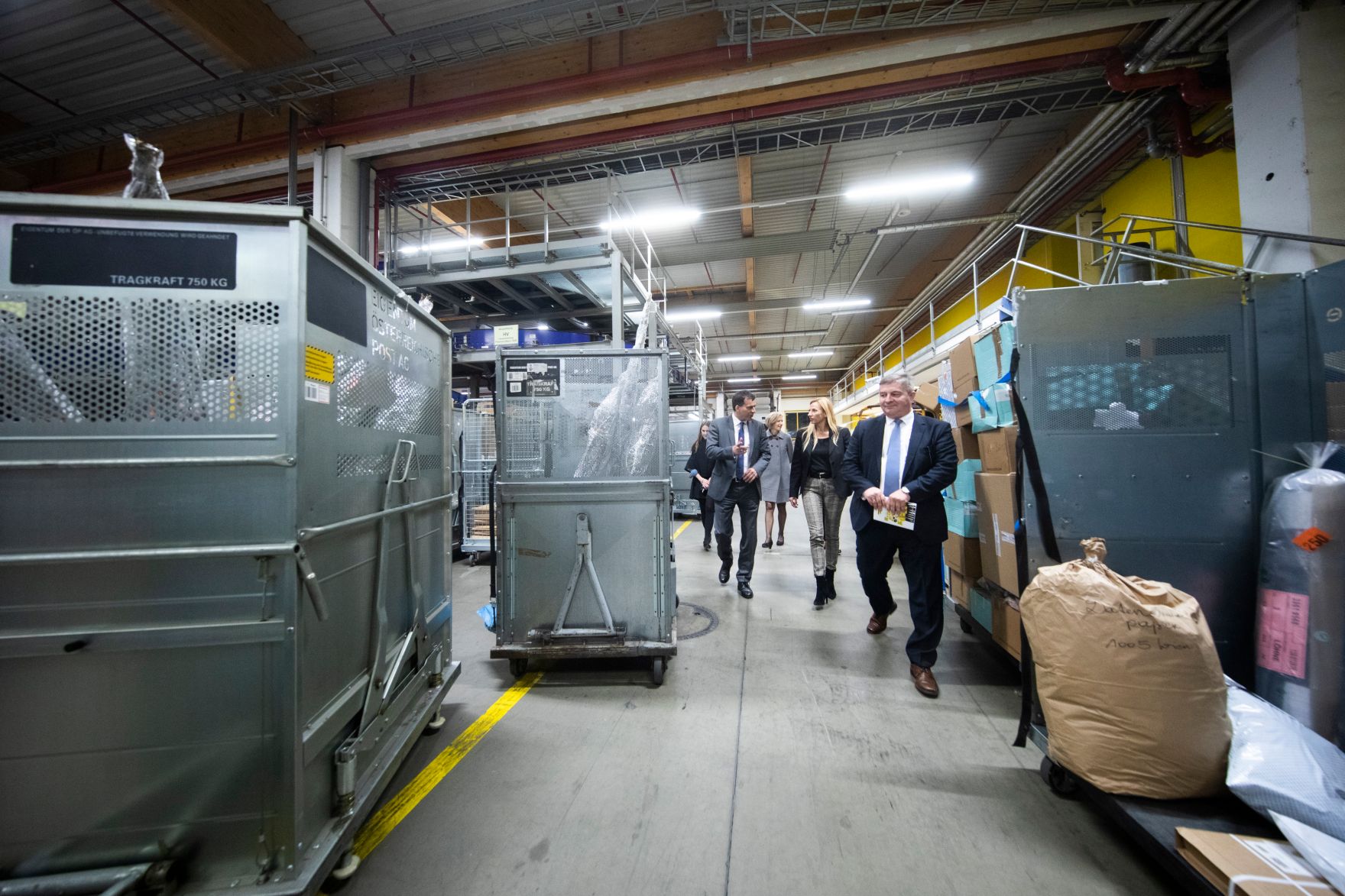 Am 5. November 2018 besuchte Bundesministerin Juliane Bogner-Strau&szlig; (2.v.r.) anl&auml;sslich einer Pr&auml;sentation der &quot;Gender Diversity Strategie&quot; das Post Verteilerzentrum im 23. Wiener Gemeindebezirk.