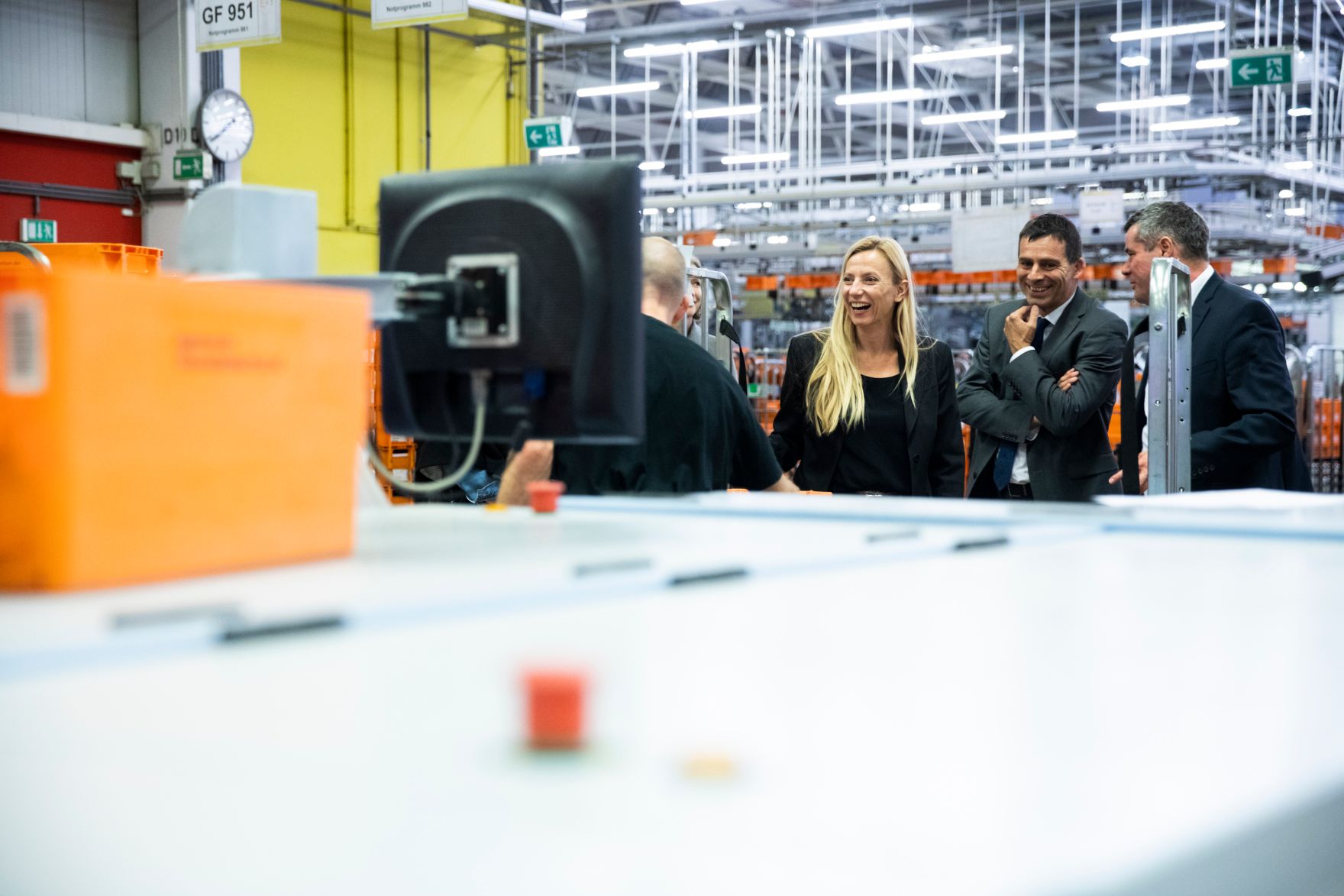 Am 5. November 2018 besuchte Bundesministerin Juliane Bogner-Strau&szlig; (l.) anl&auml;sslich einer Pr&auml;sentation der &quot;Gender Diversity Strategie&quot; das Post Verteilerzentrum im 23. Wiener Gemeindebezirk. Im Bild mit dem Vorstandsdirektor der Division Paket und Logistik Peter Umundum (m.).