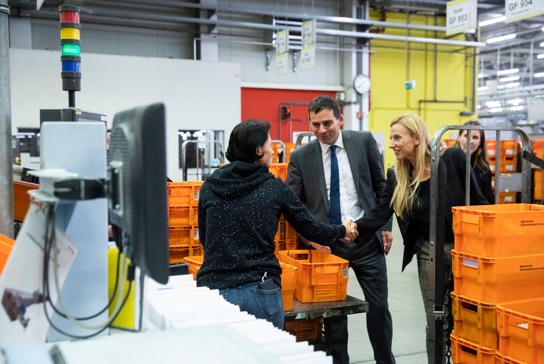 Am 5. November 2018 besuchte Bundesministerin Juliane Bogner-Strau&szlig; (r.) anl&auml;sslich einer Pr&auml;sentation der &quot;Gender Diversity Strategie&quot; das Post Verteilerzentrum im 23. Wiener Gemeindebezirk. Im Bild mit dem Vorstandsdirektor der Division Paket und Logistik Peter Umundum (m.).