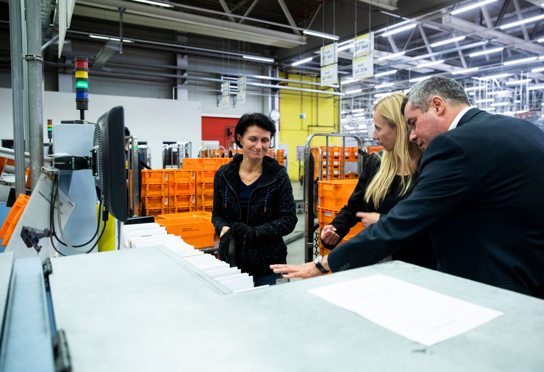 Am 5. November 2018 besuchte Bundesministerin Juliane Bogner-Strau&szlig; (2.v.r.) anl&auml;sslich einer Pr&auml;sentation der &quot;Gender Diversity Strategie&quot; das Post Verteilerzentrum im 23. Wiener Gemeindebezirk.