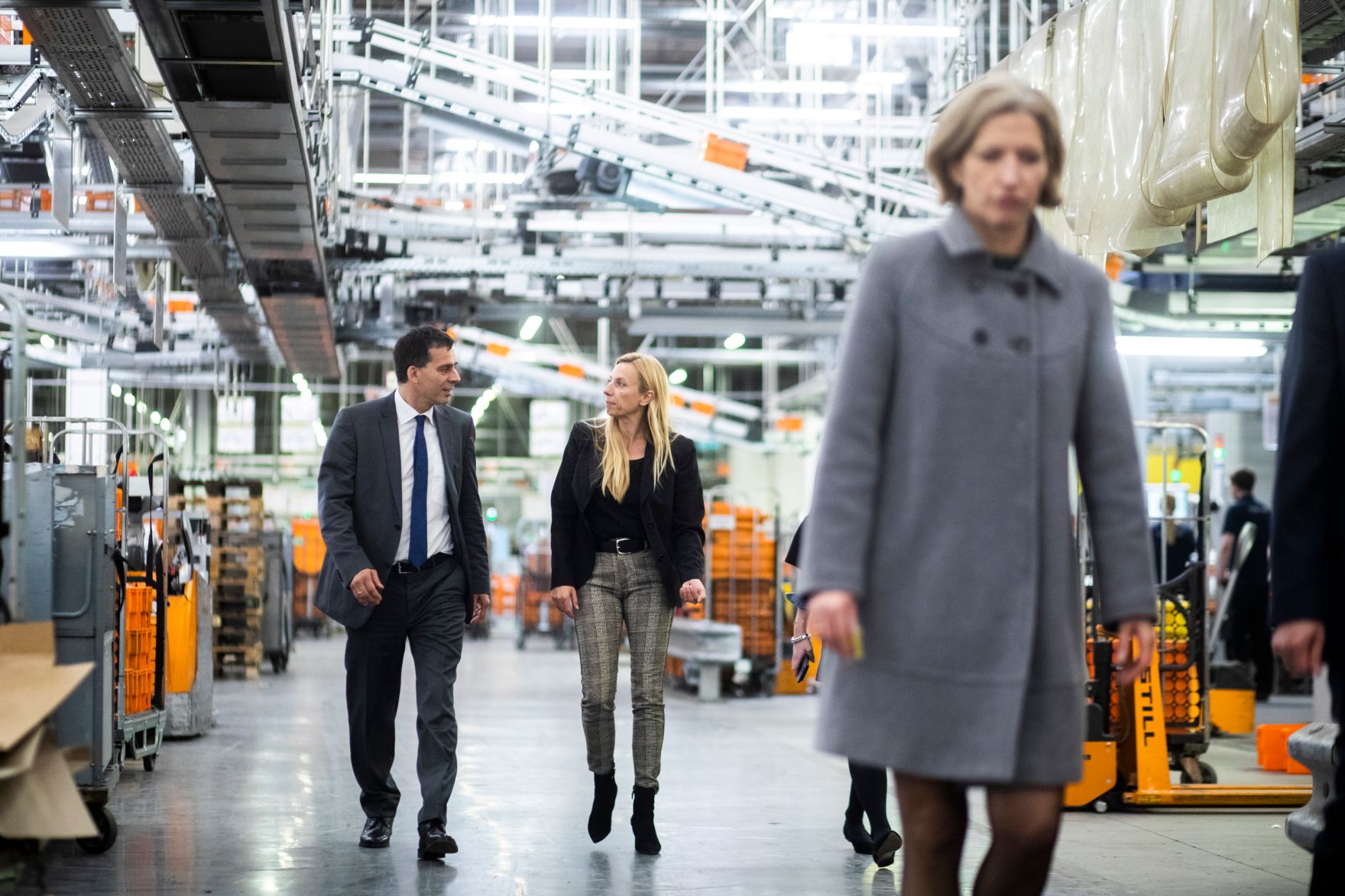 Am 5. November 2018 besuchte Bundesministerin Juliane Bogner-Strau&szlig; (r.) anl&auml;sslich einer Pr&auml;sentation der &quot;Gender Diversity Strategie&quot; das Post Verteilerzentrum im 23. Wiener Gemeindebezirk. Im Bild mit dem Vorstandsdirektor der Division Paket und Logistik Peter Umundum (l.).